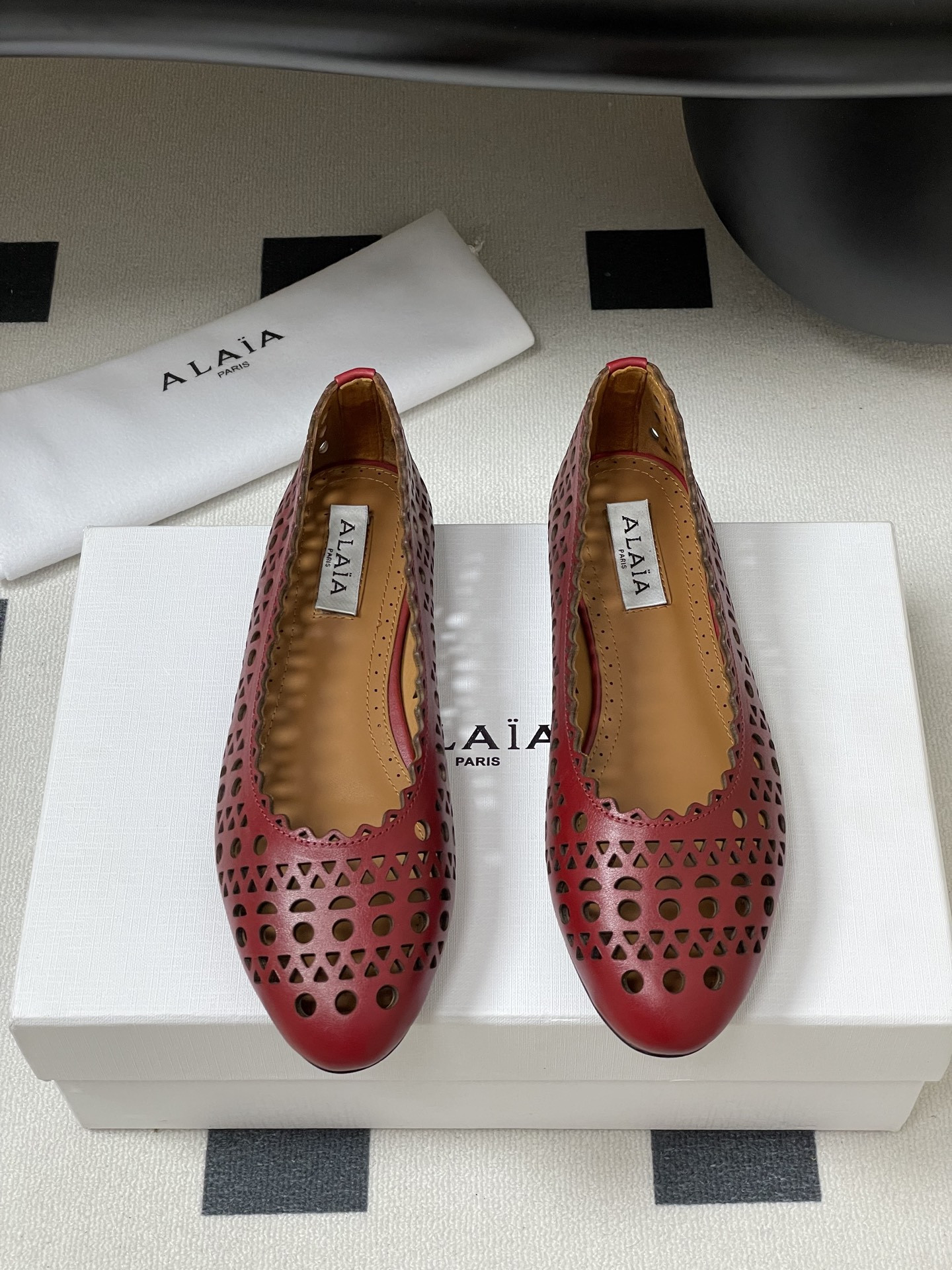 ua alaïa laser-cut leather ballet flats(cusT0mized size 7-10 days production time)