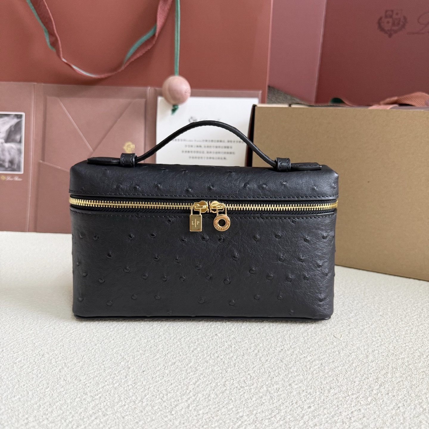 L0r0 P1ana Extra Pocket L19 Ostrich-grained Leather 11 x 19 x 6.5 cm