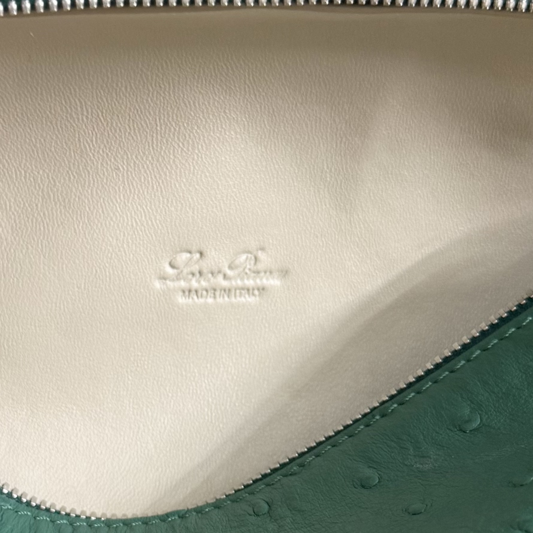 L0r0 P1ana Extra Pocket L19 Ostrich-grained Leather 11 x 19 x 6.5 cm