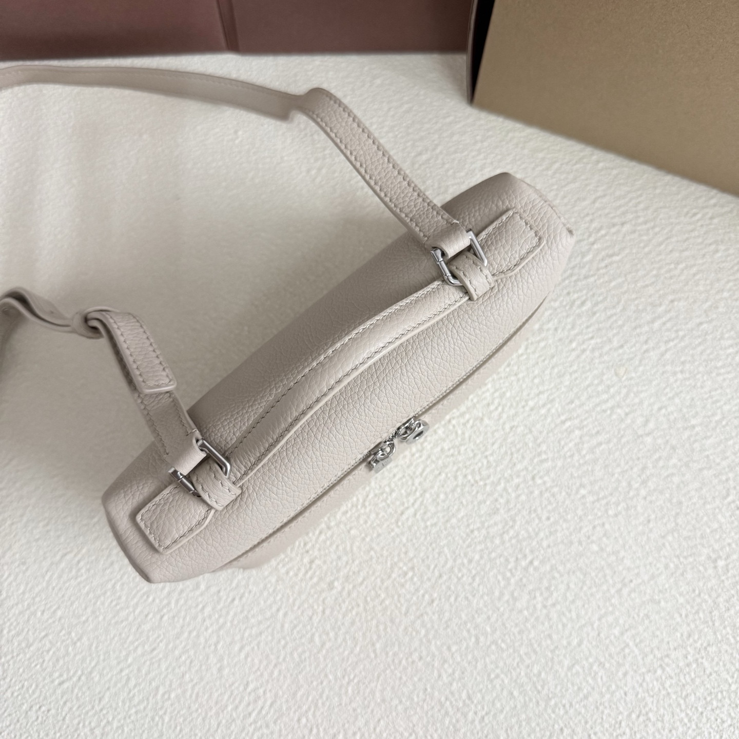 L0r0 P1ana Extra Pocket L19 Grained Calfskin 11 x 19 x 6.5 cm