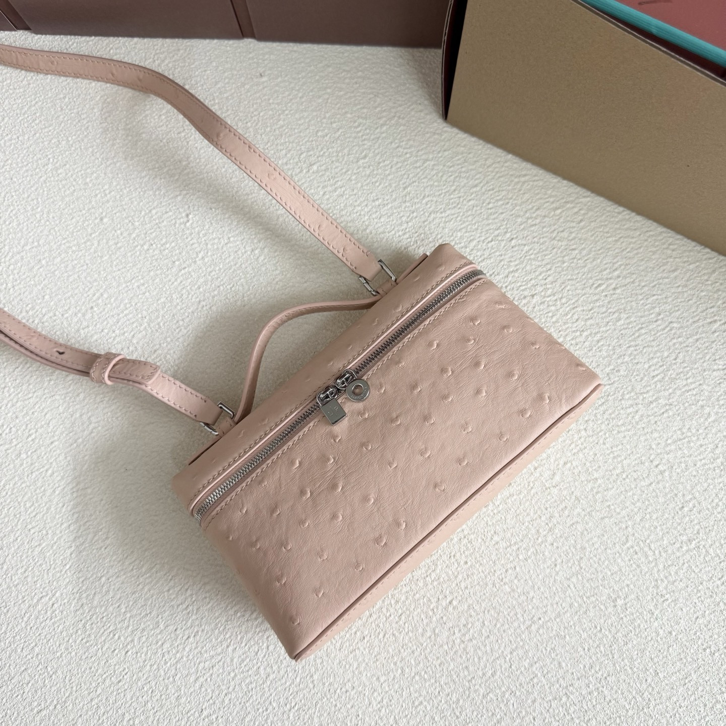 L0r0 P1ana Extra Pocket L19 Ostrich-grained Leather 11 x 19 x 6.5 cm
