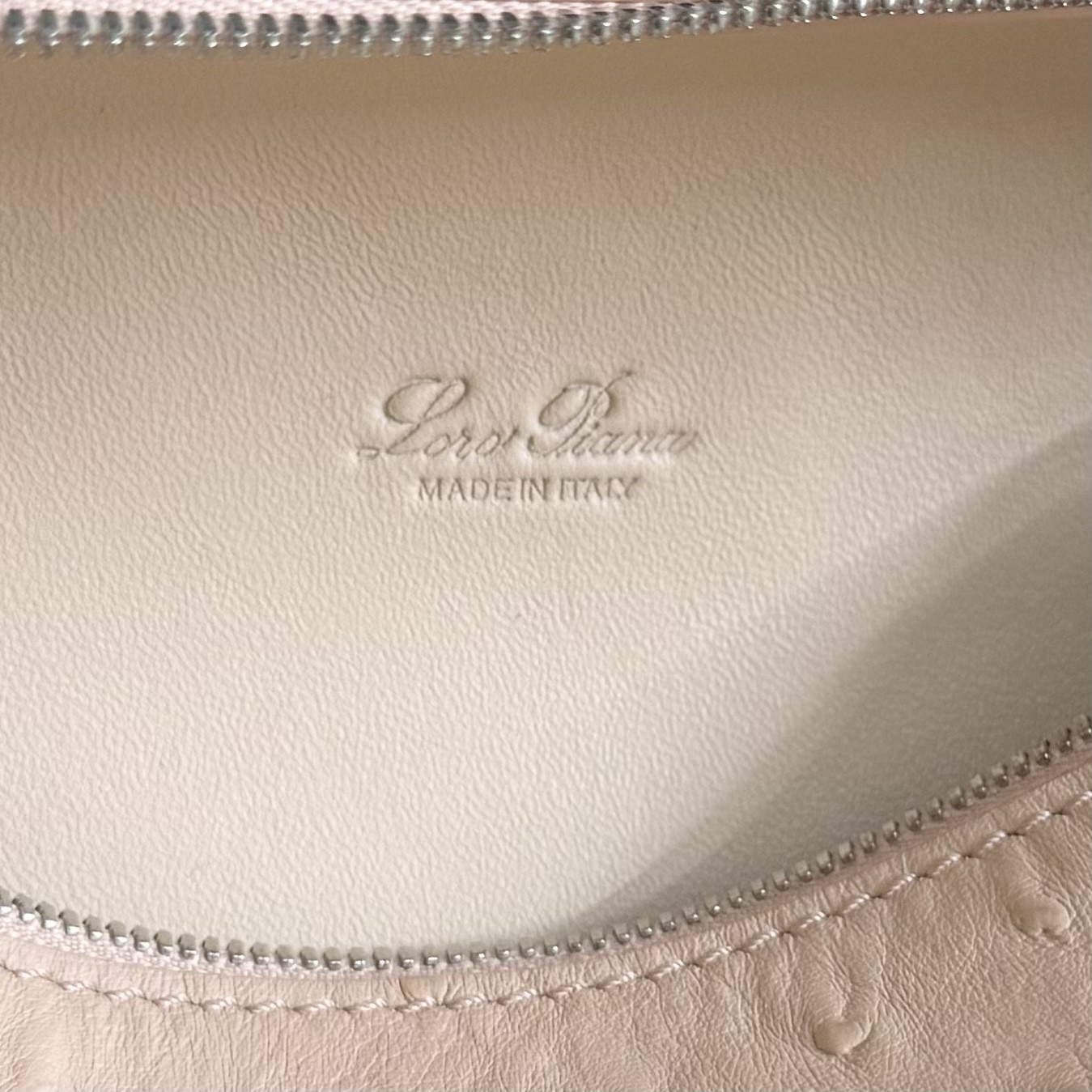 L0r0 P1ana Extra Pocket L19 Ostrich-grained Leather 11 x 19 x 6.5 cm