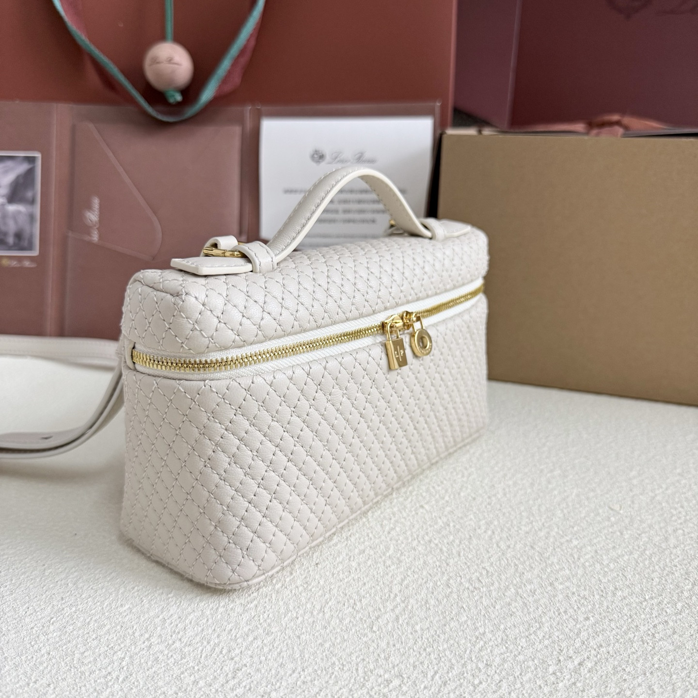 L0r0 P1ana Extra Pocket L19 Lambskin 19x11.5x7cm