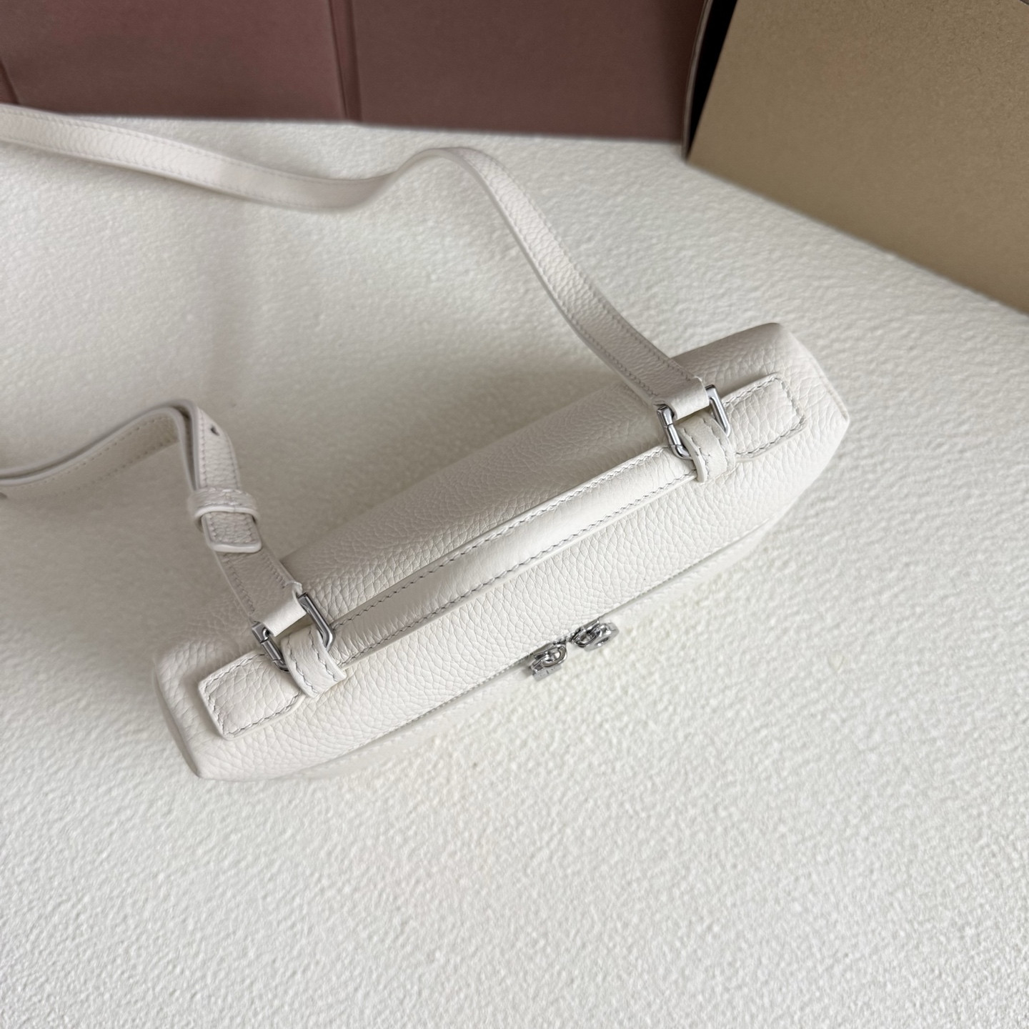 L0r0 P1ana Extra Pocket L19 Grained Calfskin 11 x 19 x 6.5 cm