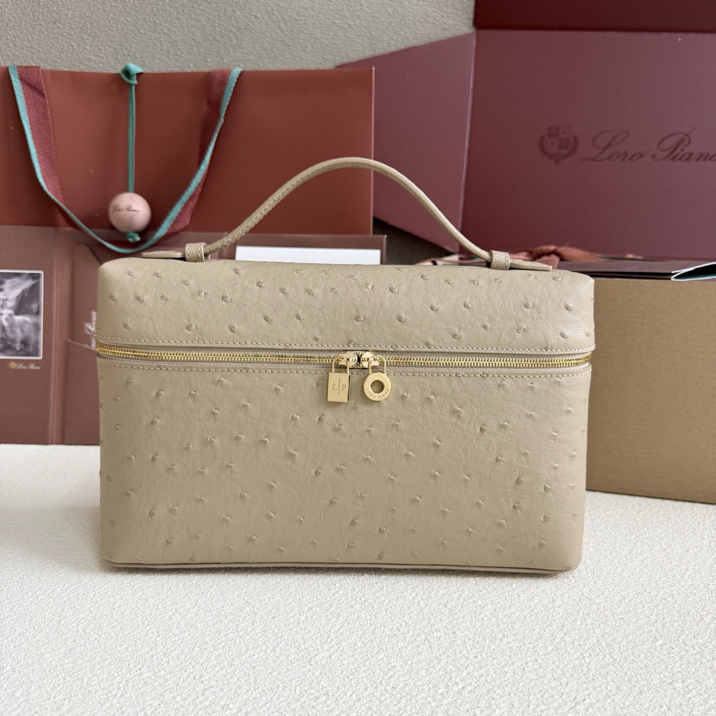 L0r0 P1ana Extra Pocket L27 Ostrich-grained Leather 16x27x10cm