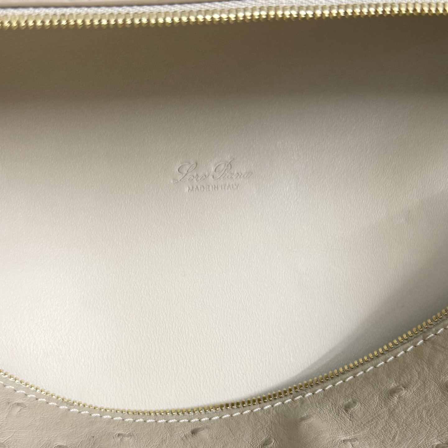 L0r0 P1ana Extra Pocket L27 Ostrich-grained Leather 16x27x10cm