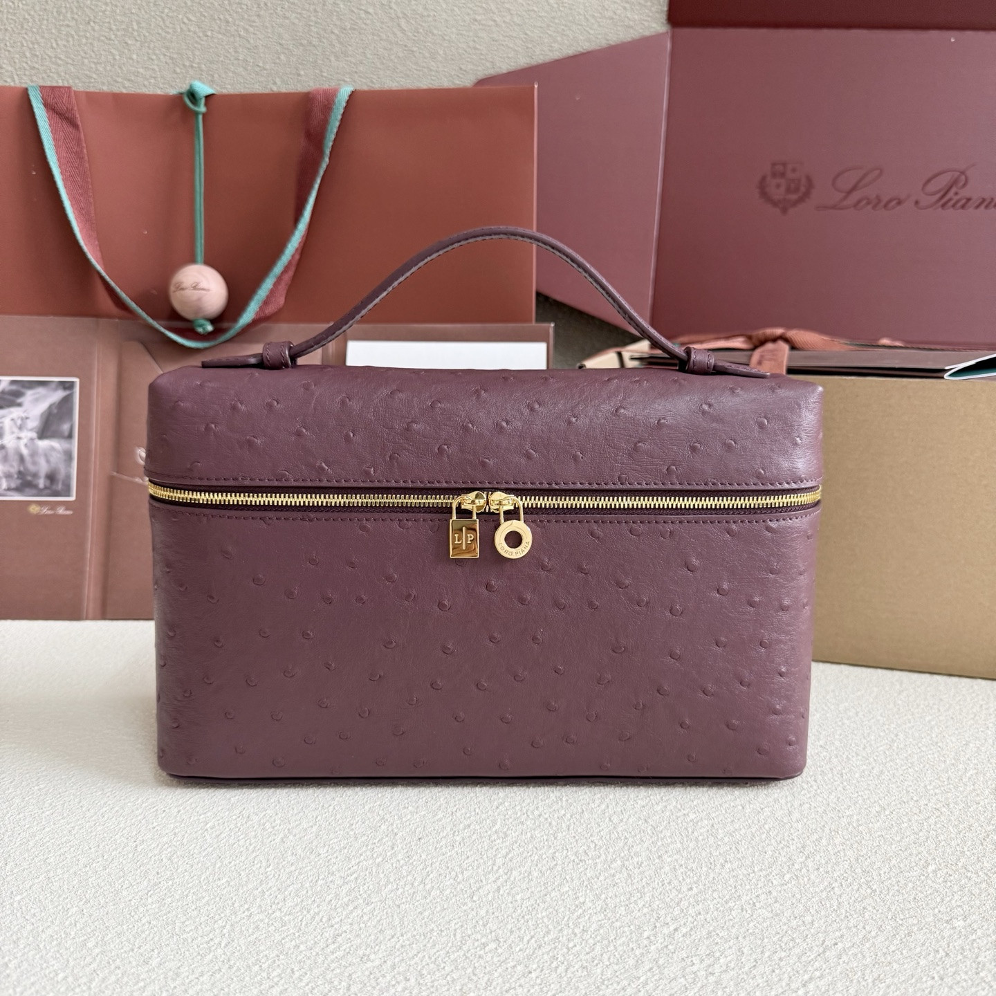 L0r0 P1ana Extra Pocket L27 Ostrich-grained Leather 16x27x10cm