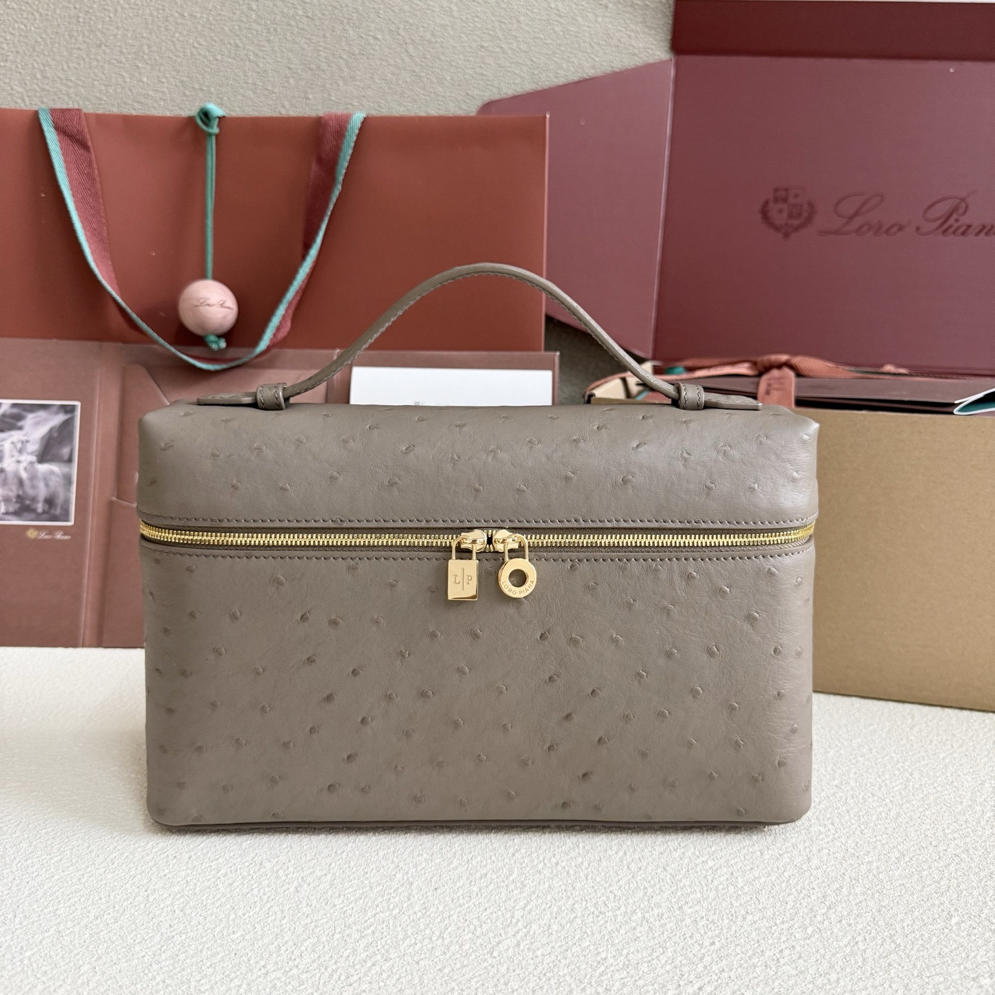 L0r0 P1ana Extra Pocket L27 Ostrich-grained Leather 16x27x10cm