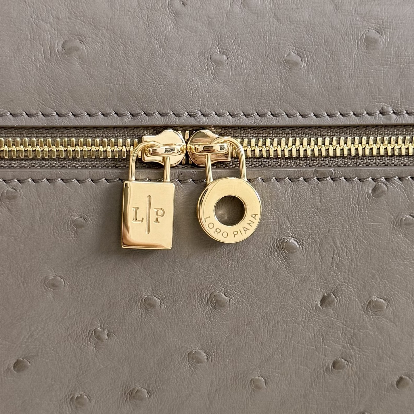 L0r0 P1ana Extra Pocket L27 Ostrich-grained Leather 16x27x10cm