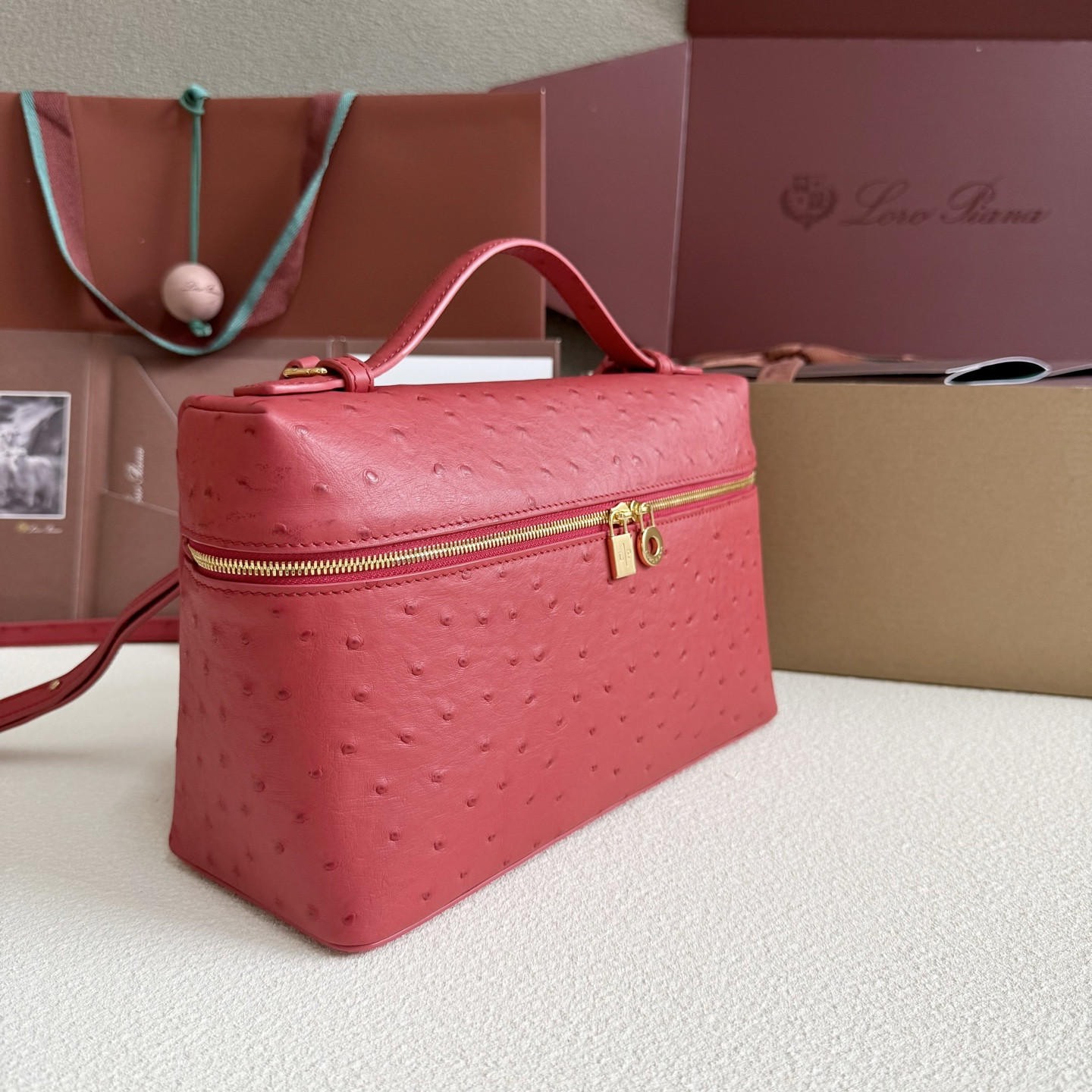L0r0 P1ana Extra Pocket L27 Ostrich-grained Leather 16x27x10cm