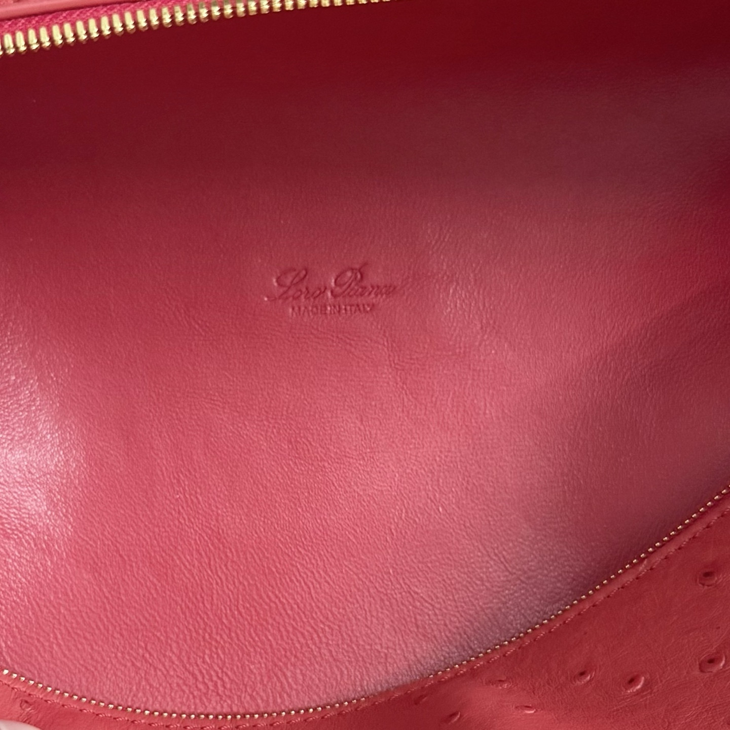 L0r0 P1ana Extra Pocket L27 Ostrich-grained Leather 16x27x10cm