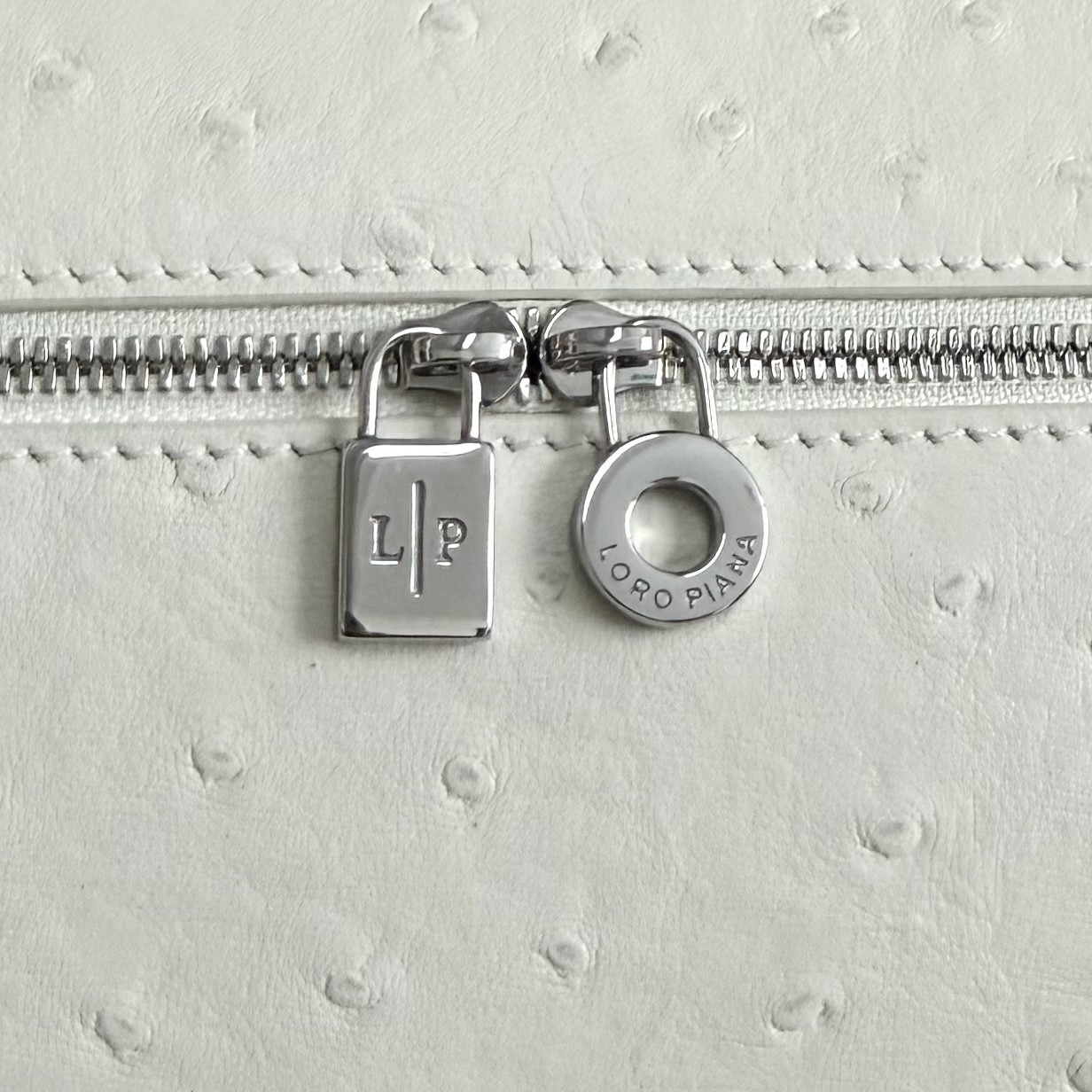 L0r0 P1ana Extra Pocket L27 Ostrich-grained Leather 16x27x10cm