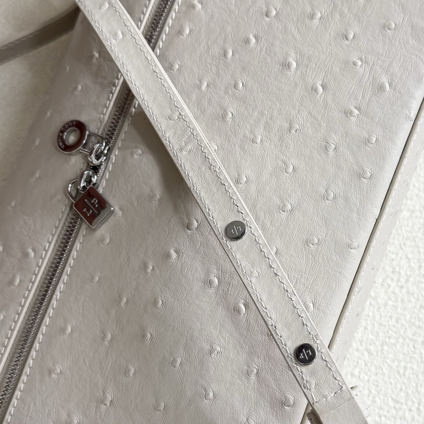 L0r0 P1ana Extra Pocket L27 Ostrich-grained Leather 16x27x10cm