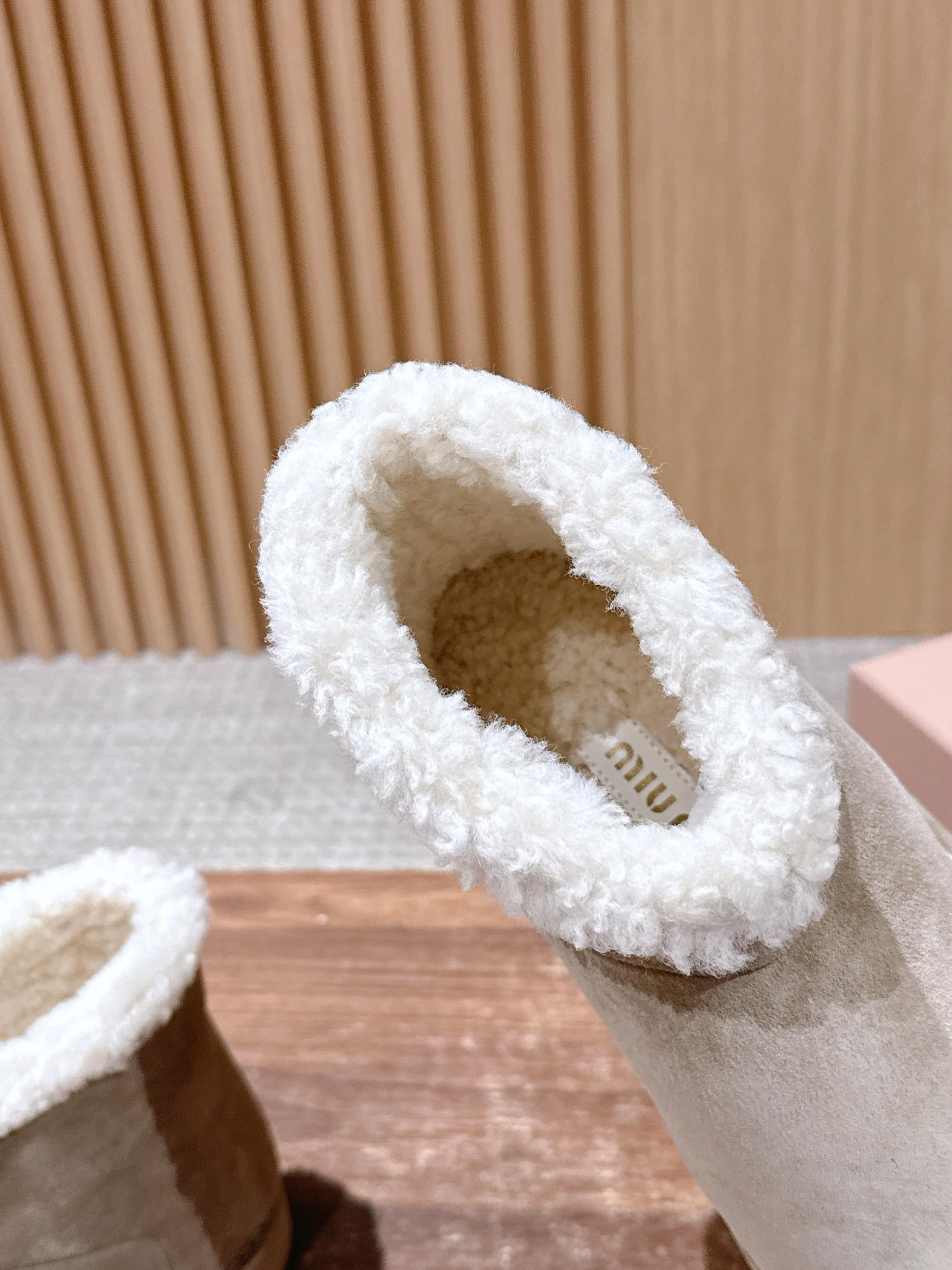 ua M1v M1v suede and shearling booties