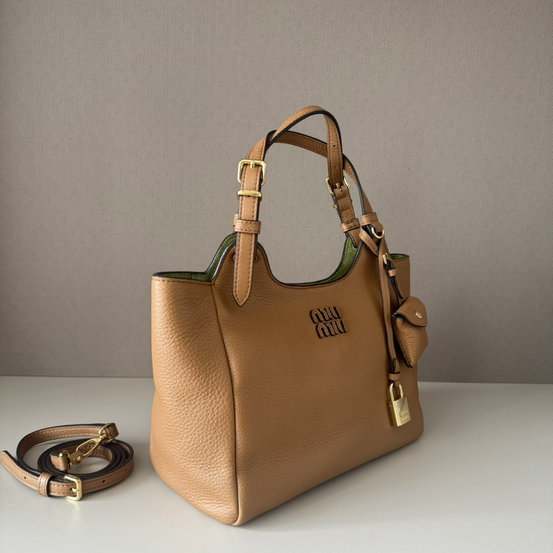 M1v M1v leather handbag 20x25.5x13cm