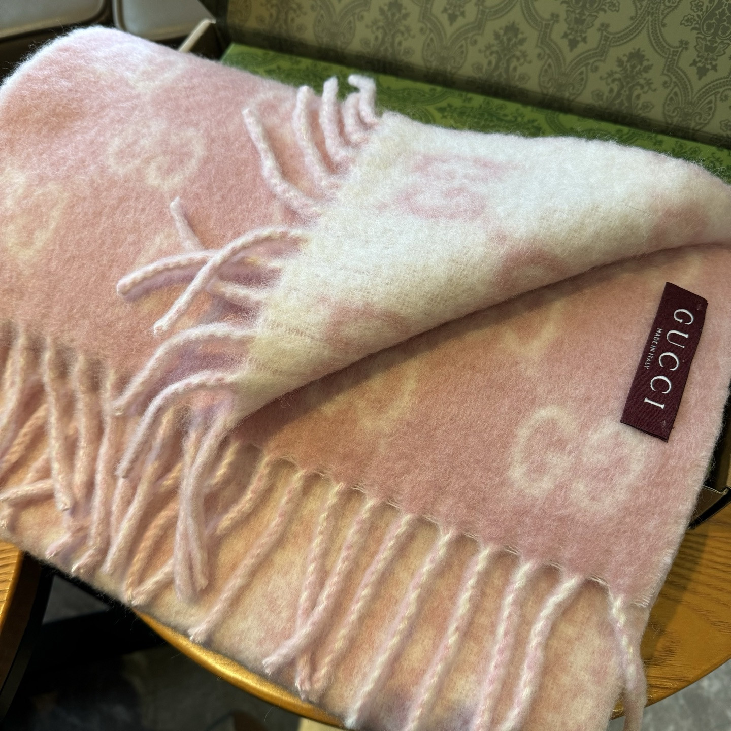 Gvc*1 gradient-colored scarf 200x37cm