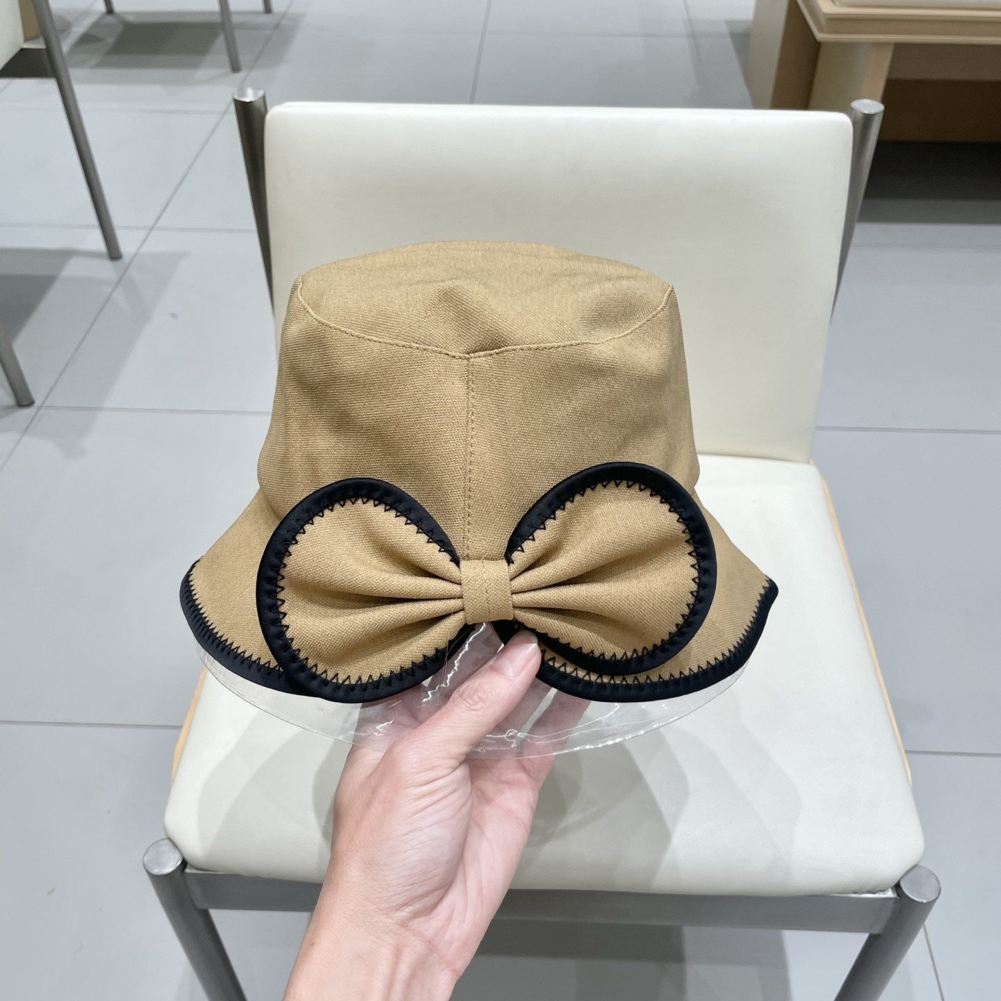 Ce1i*e bucket hat