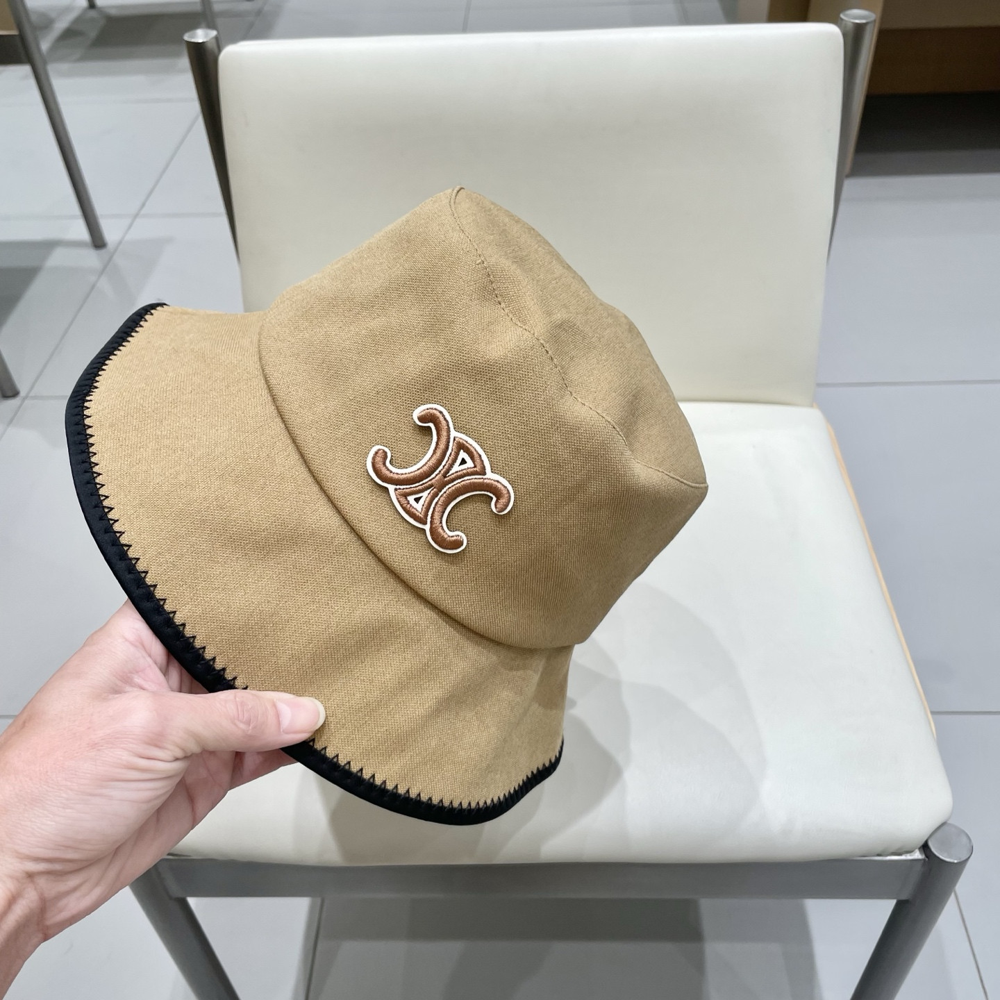 Ce1i*e bucket hat