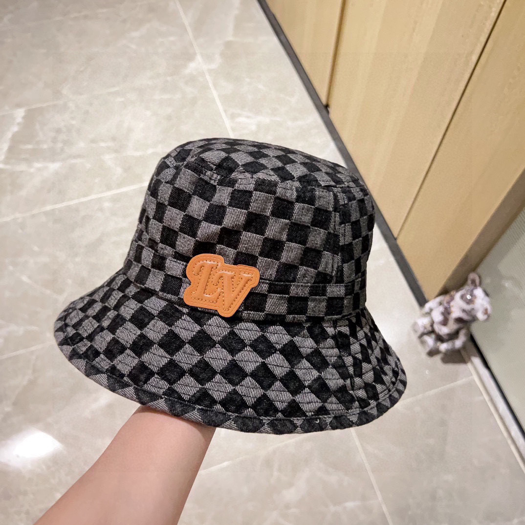 l0vis Vvtt0n bucket hat