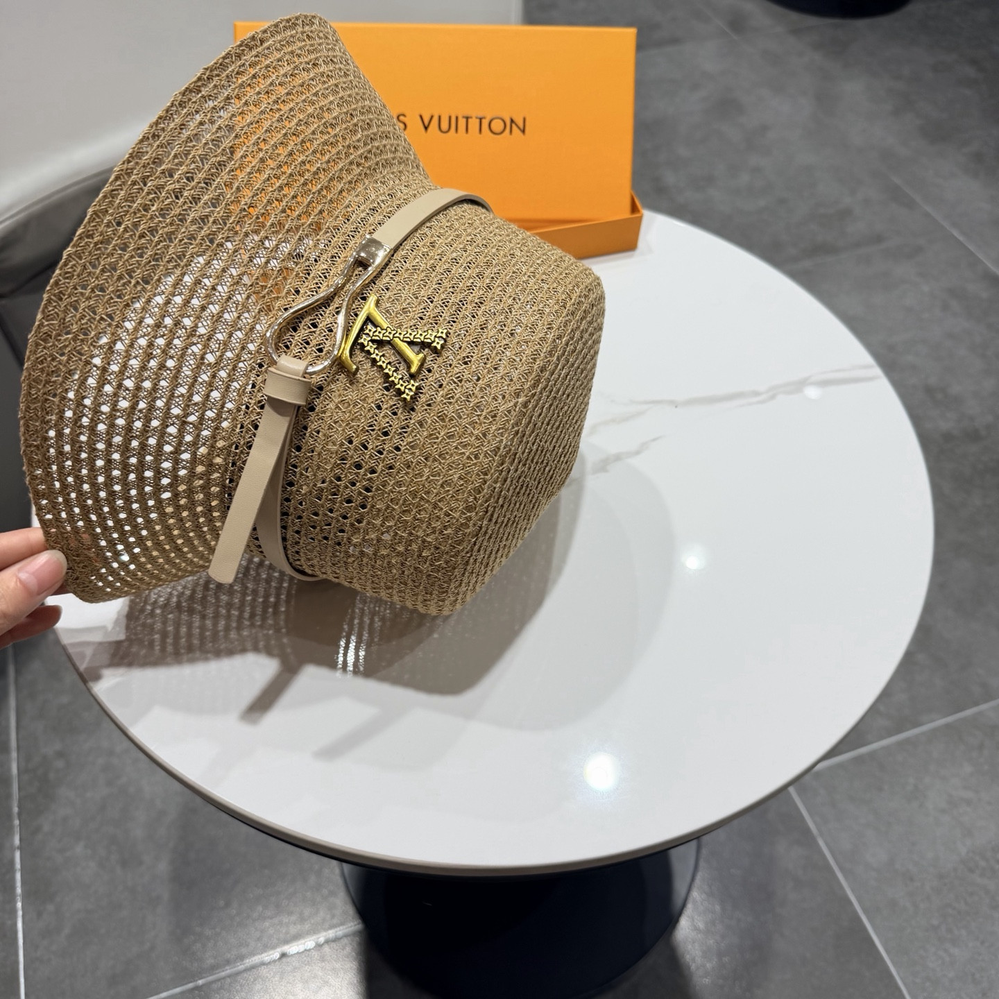 l0vis Vvtt0n straw bucket hat
