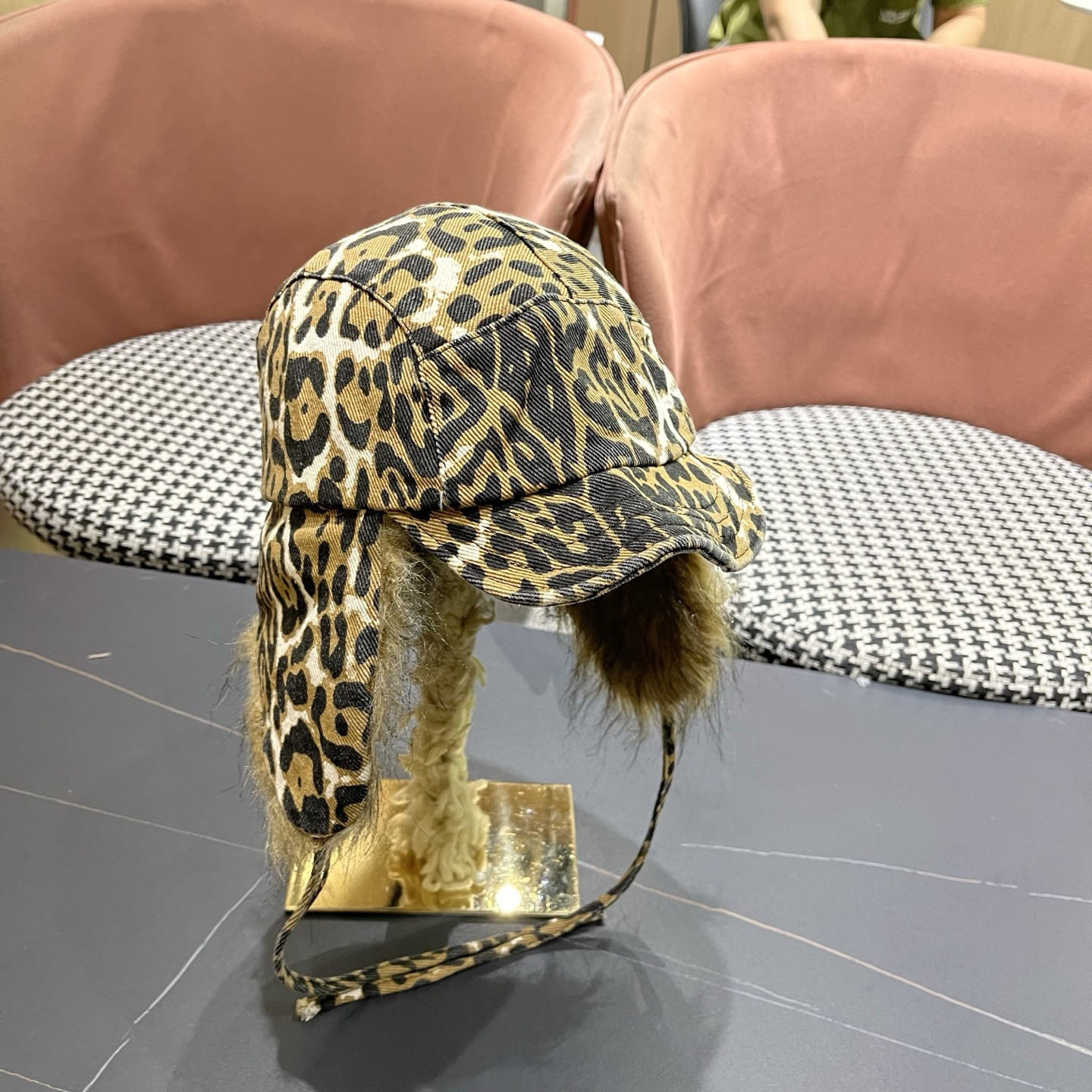 l0vis Vvtt0n trapper hat
