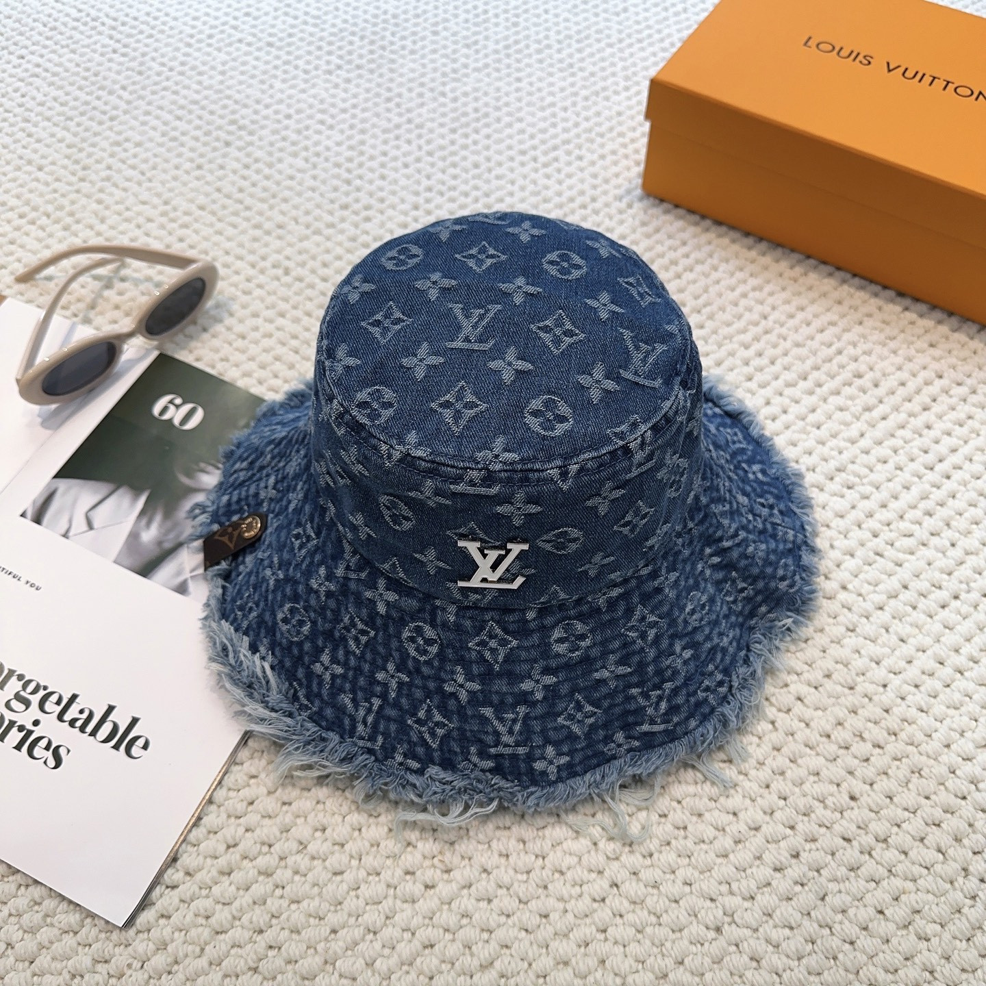 l0vis Vvtt0n bucket hat