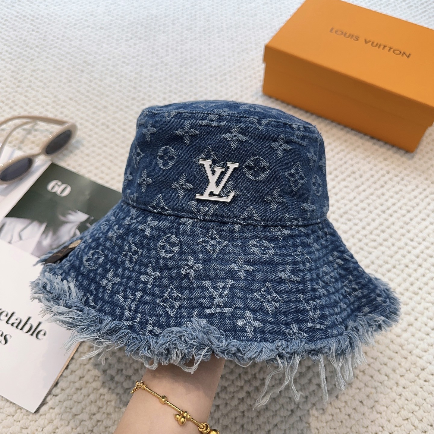 l0vis Vvtt0n bucket hat