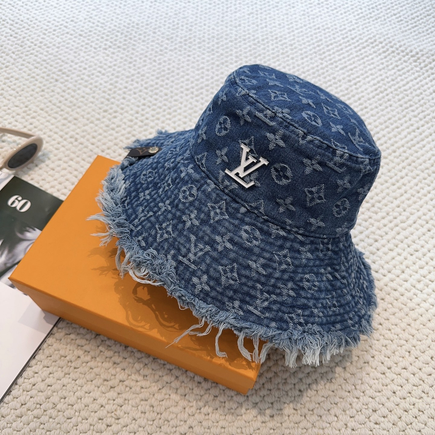 l0vis Vvtt0n bucket hat