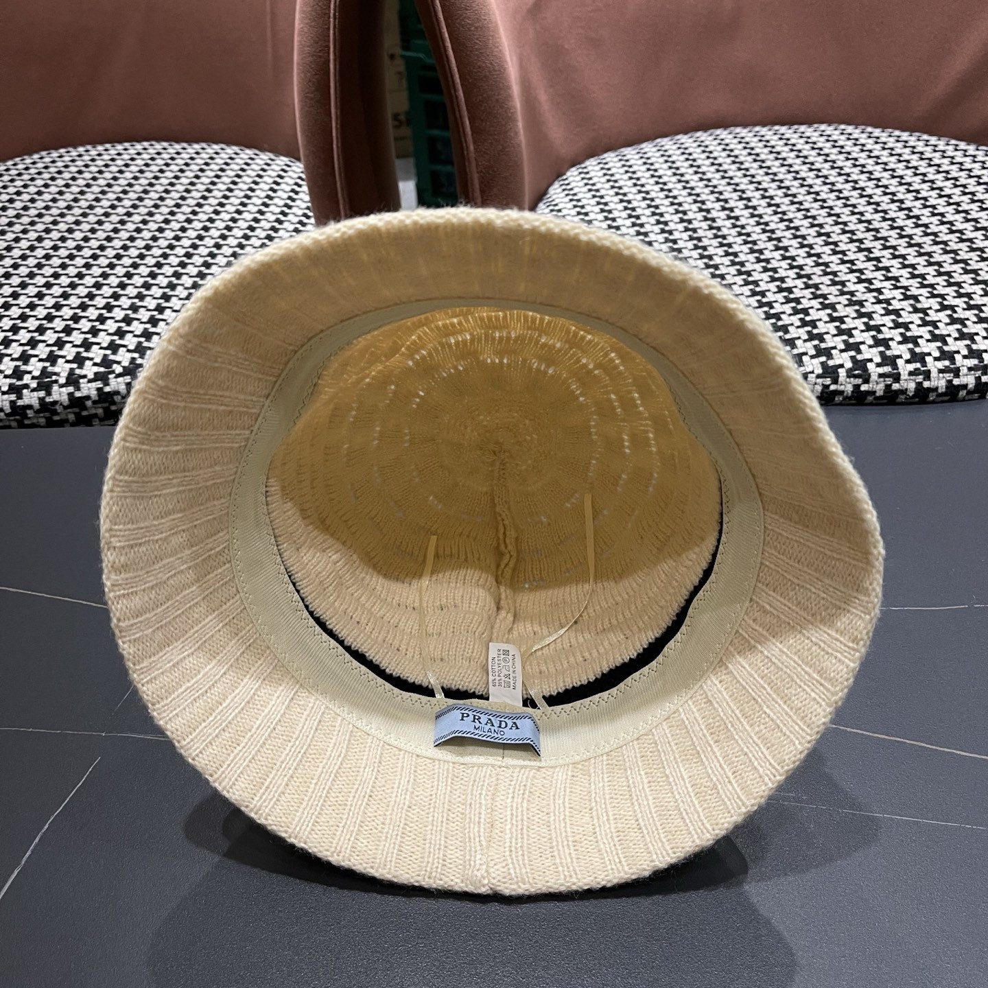 Pra*a bucket hat