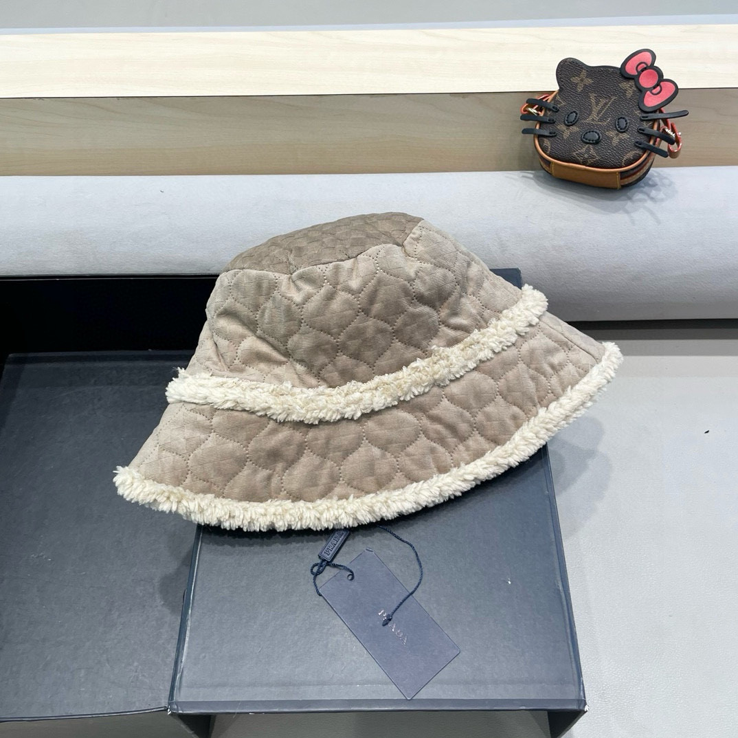 Pra*a bucket hat