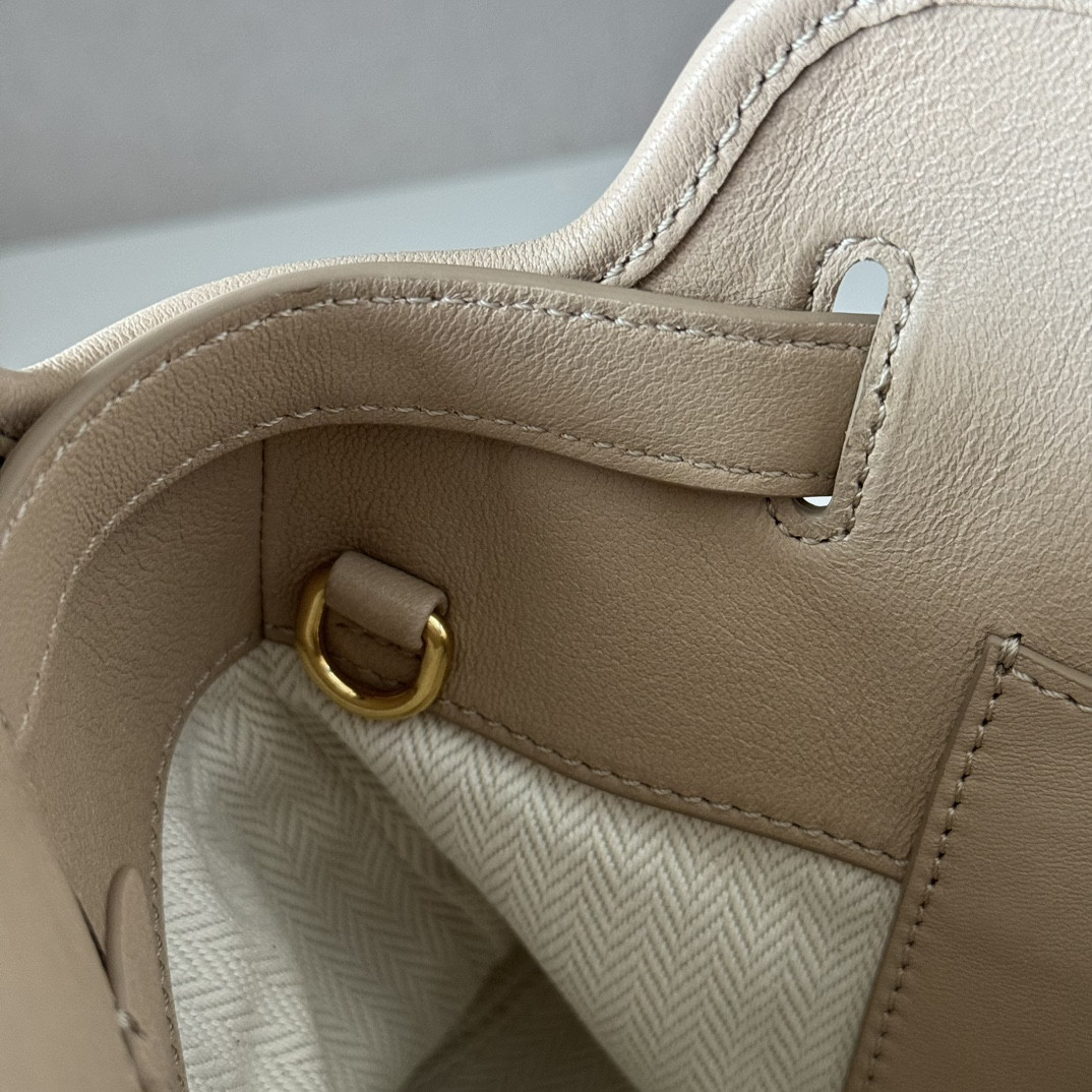 M1v M1v aventure nappa leather handbag 22x30x10cm