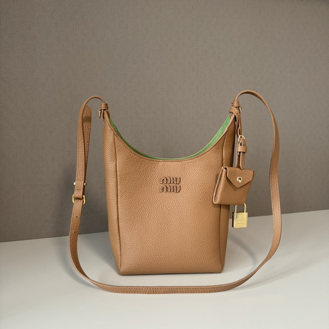 M1v M1v leather bucket bag 18x16x7cm