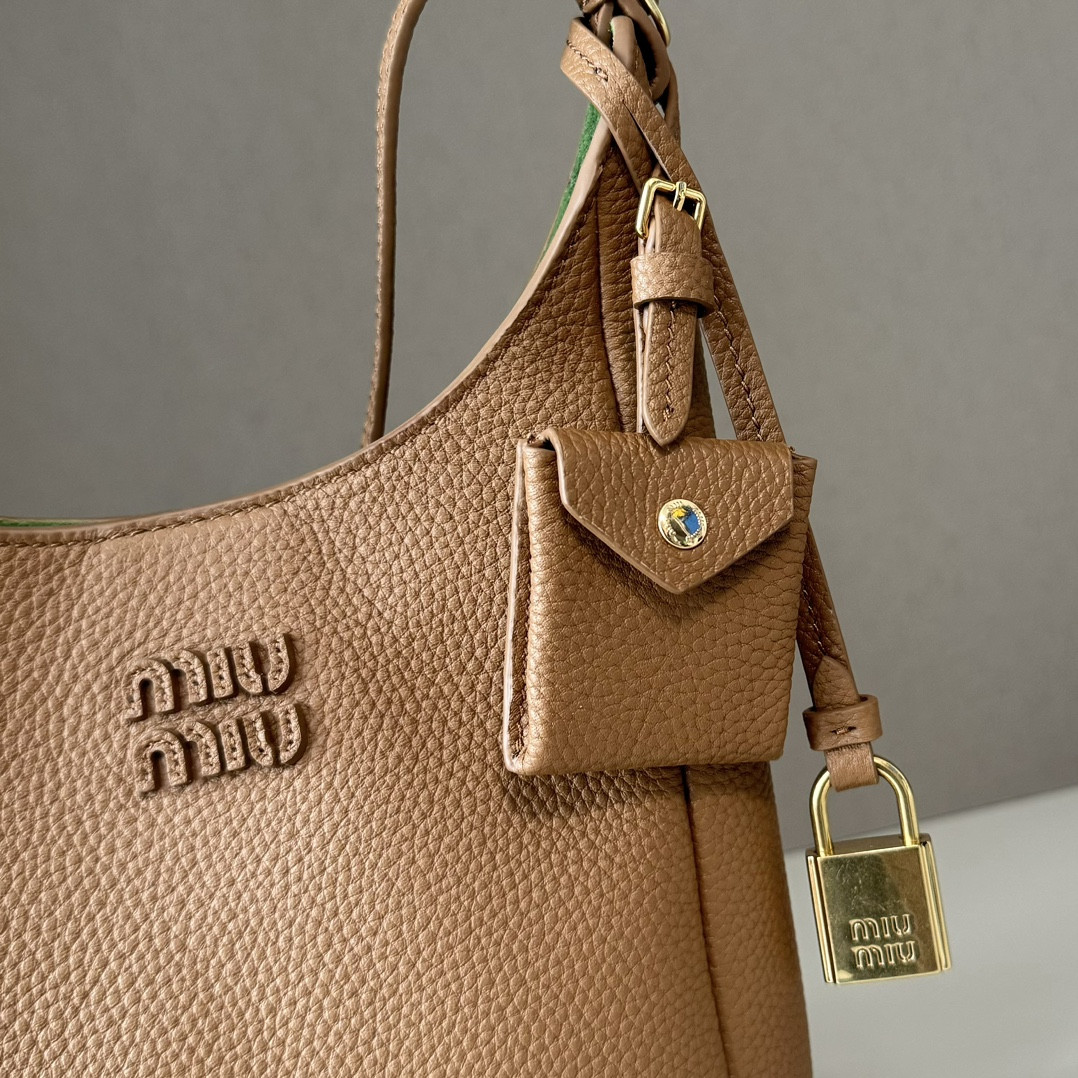 M1v M1v leather bucket bag 18x16x7cm