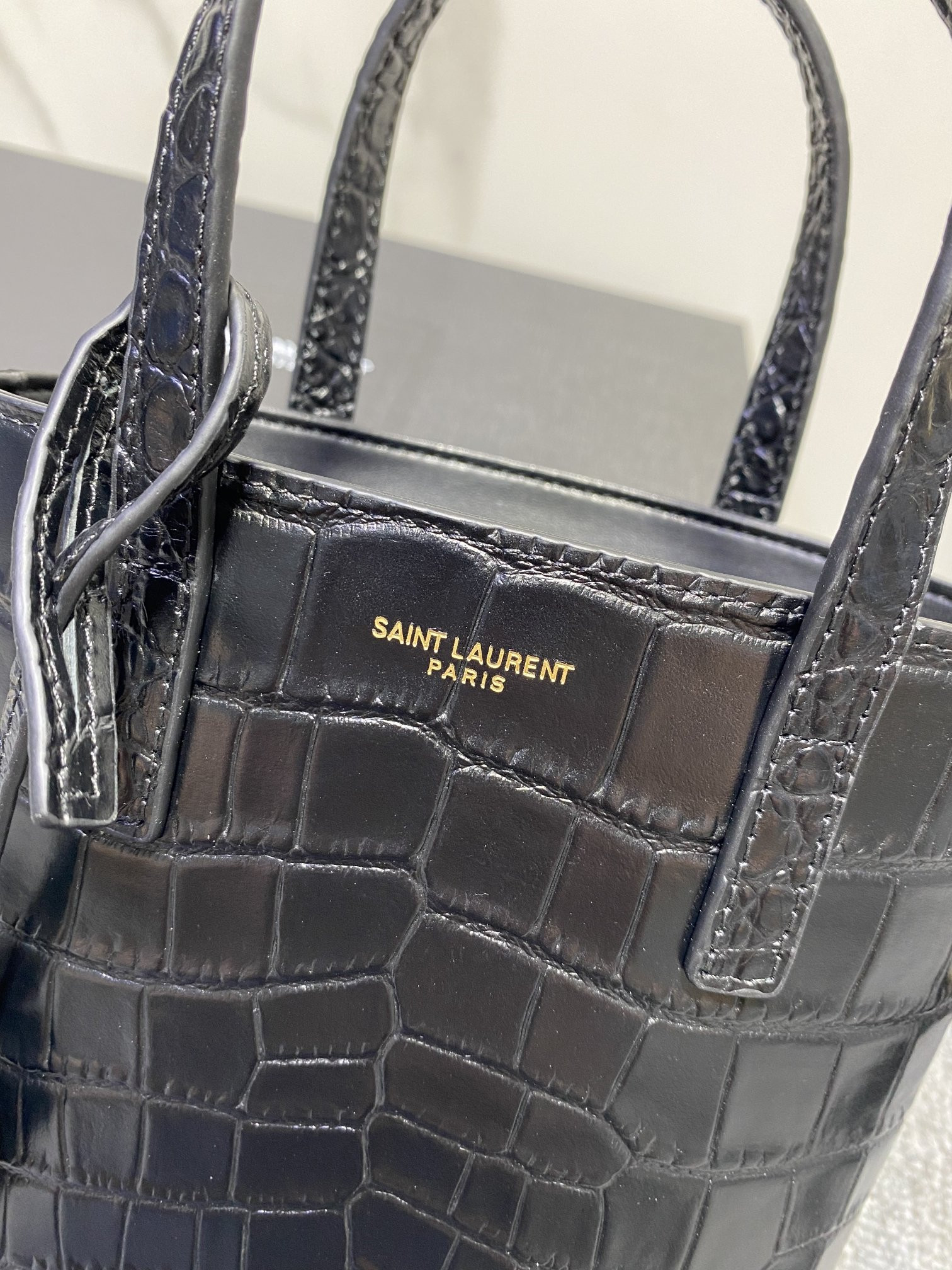 y51 mini toy shopping Sa1nt Lau*nt in crocodile-embossed leather 18x17x8cm