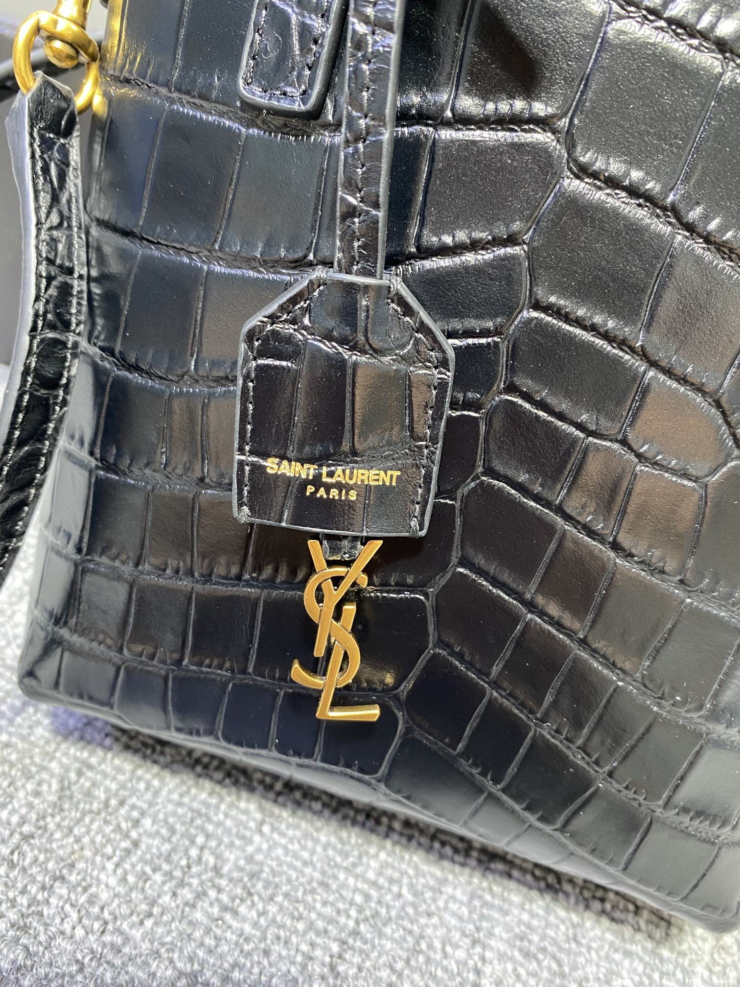 y51 mini toy shopping Sa1nt Lau*nt in crocodile-embossed leather 18x17x8cm