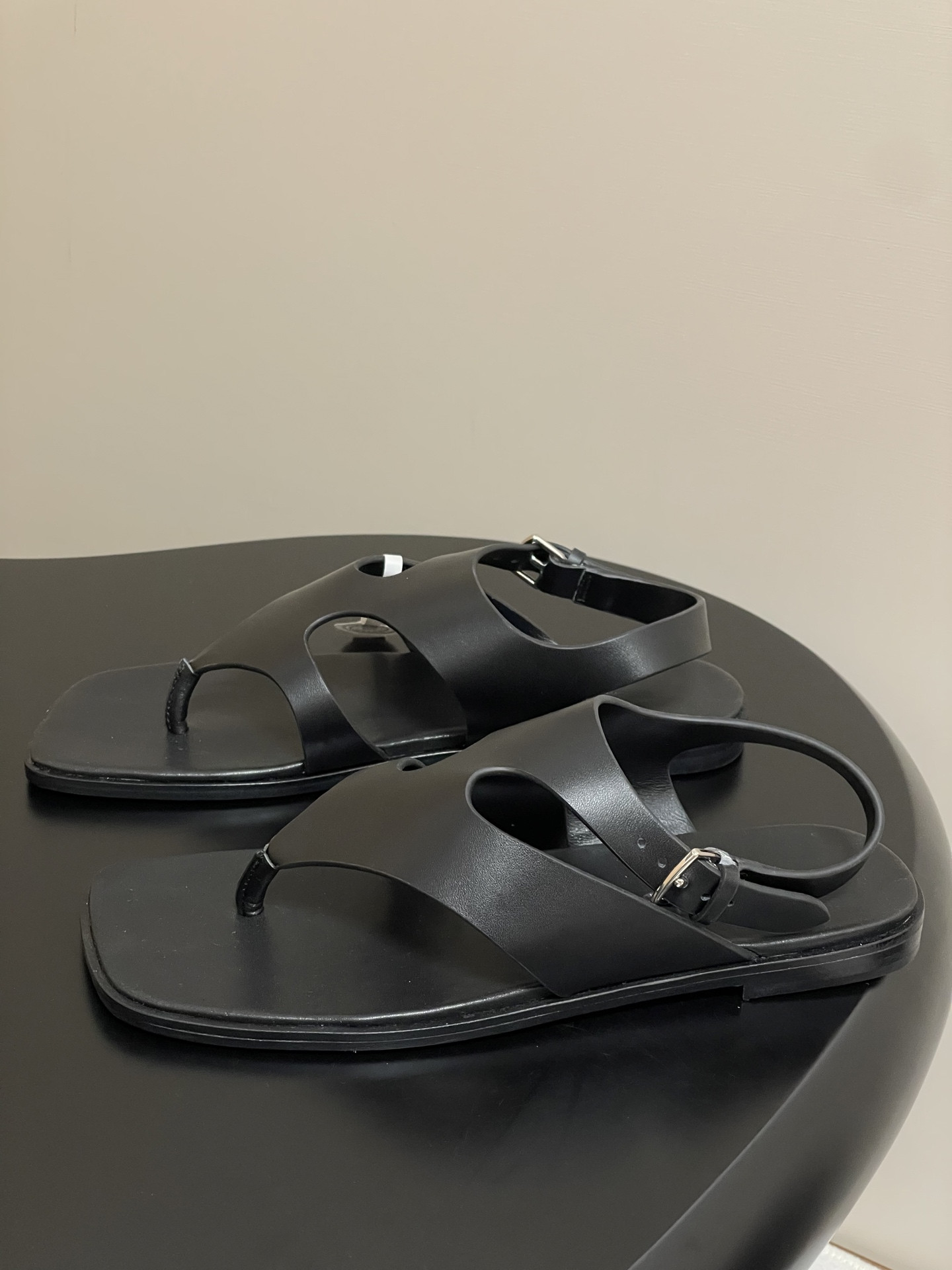 ua H**me5 karen sandal