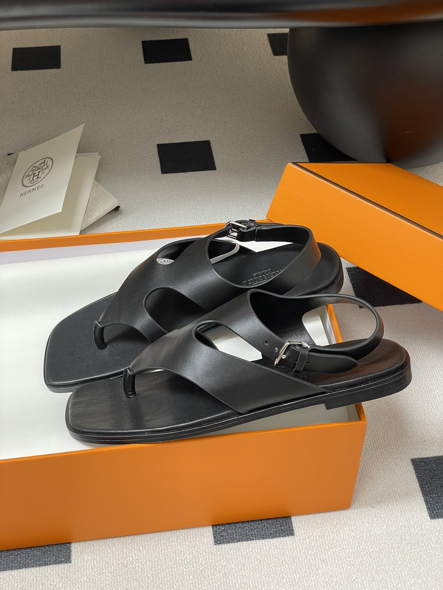 ua H**me5 karen sandal