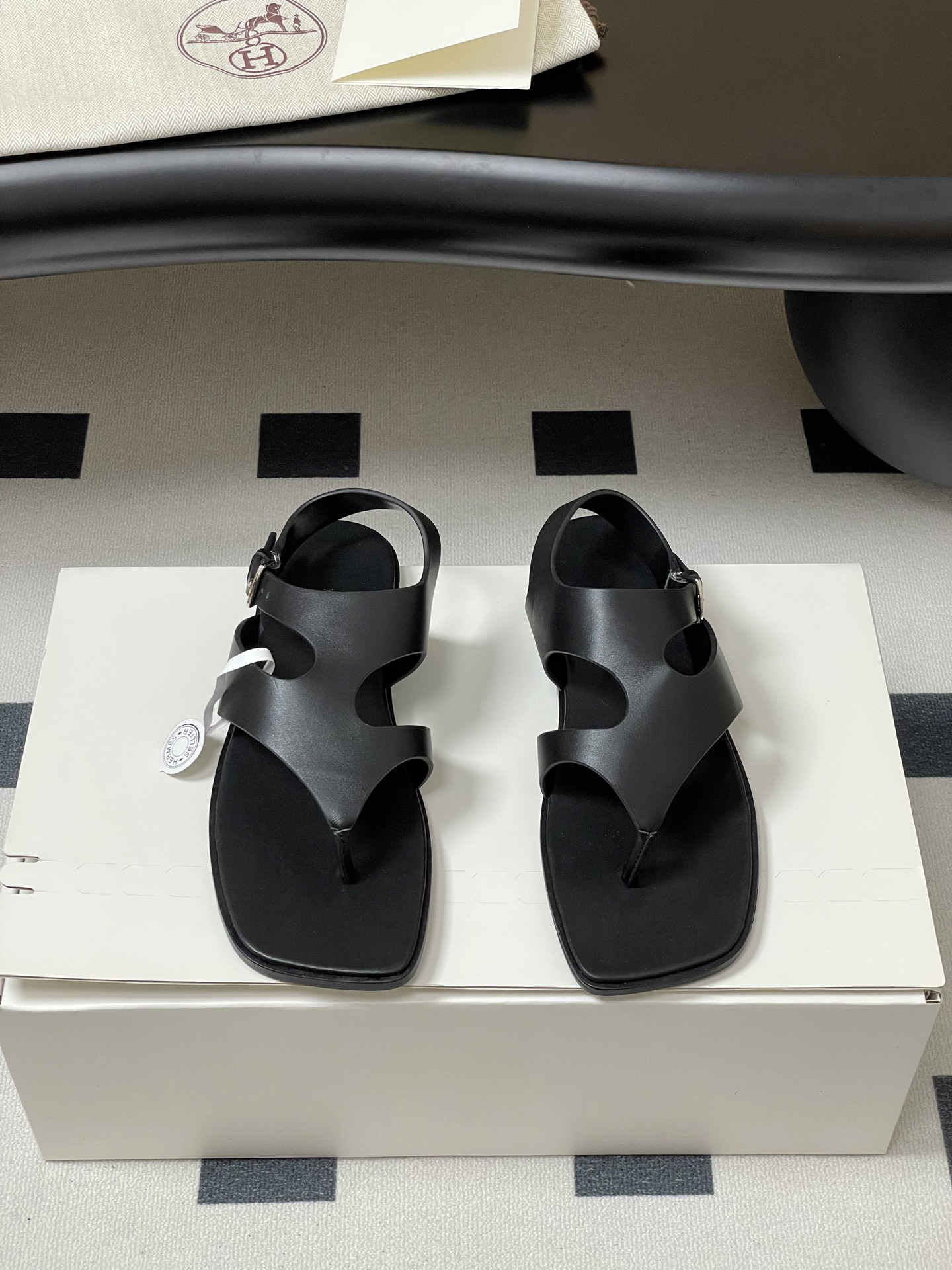 ua H**me5 karen sandal