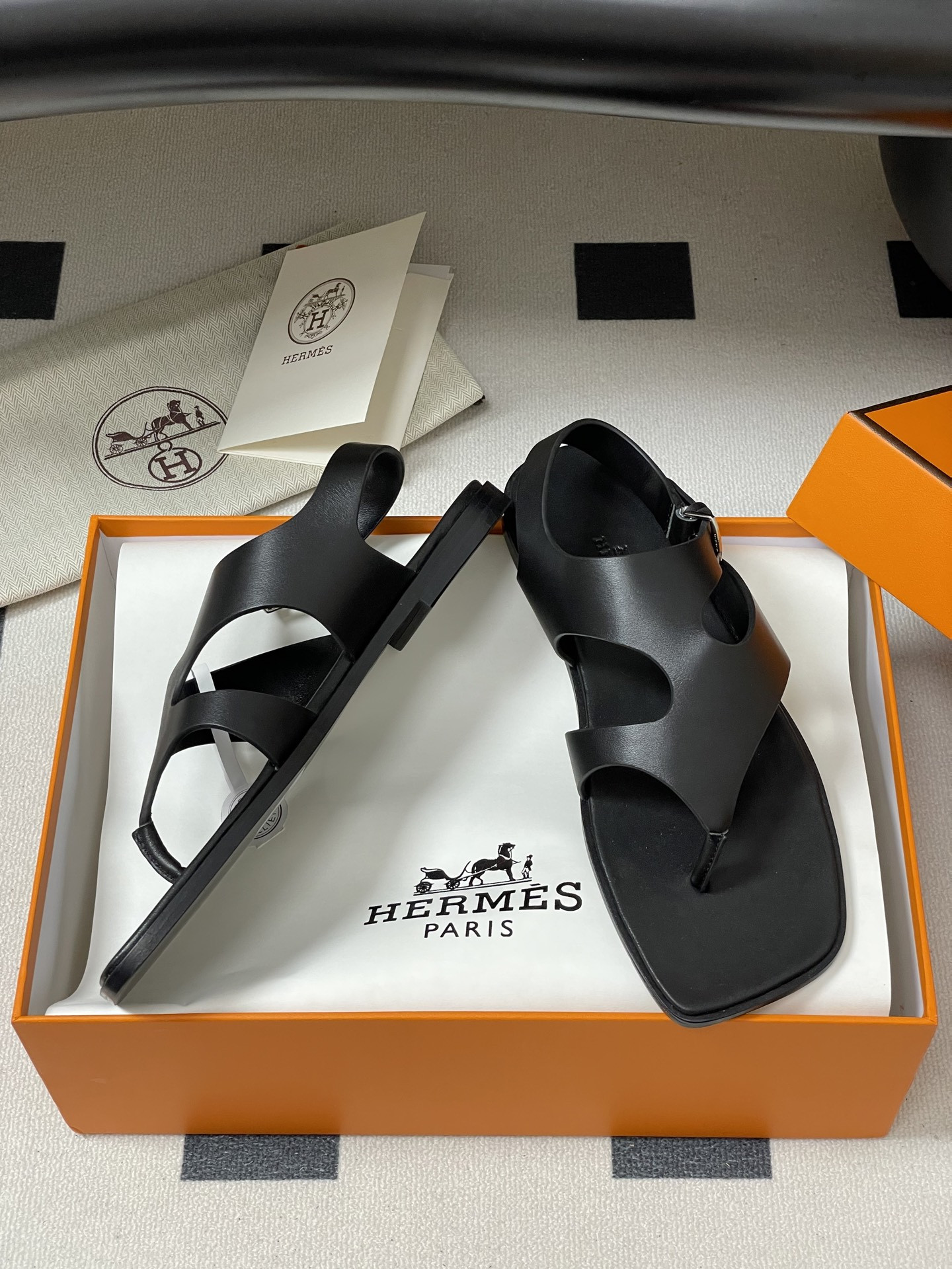 ua H**me5 karen sandal