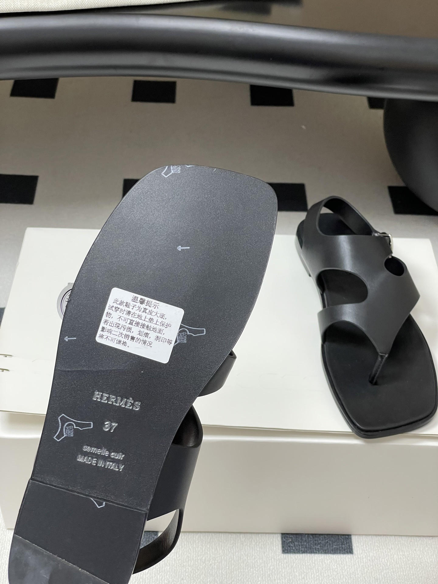 ua H**me5 karen sandal