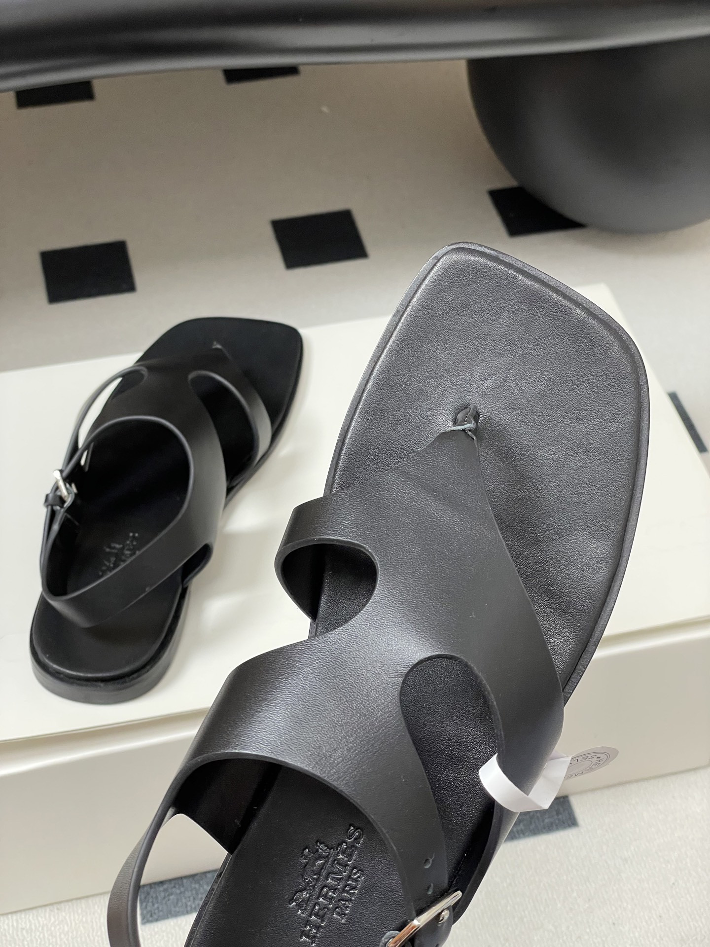 ua H**me5 karen sandal