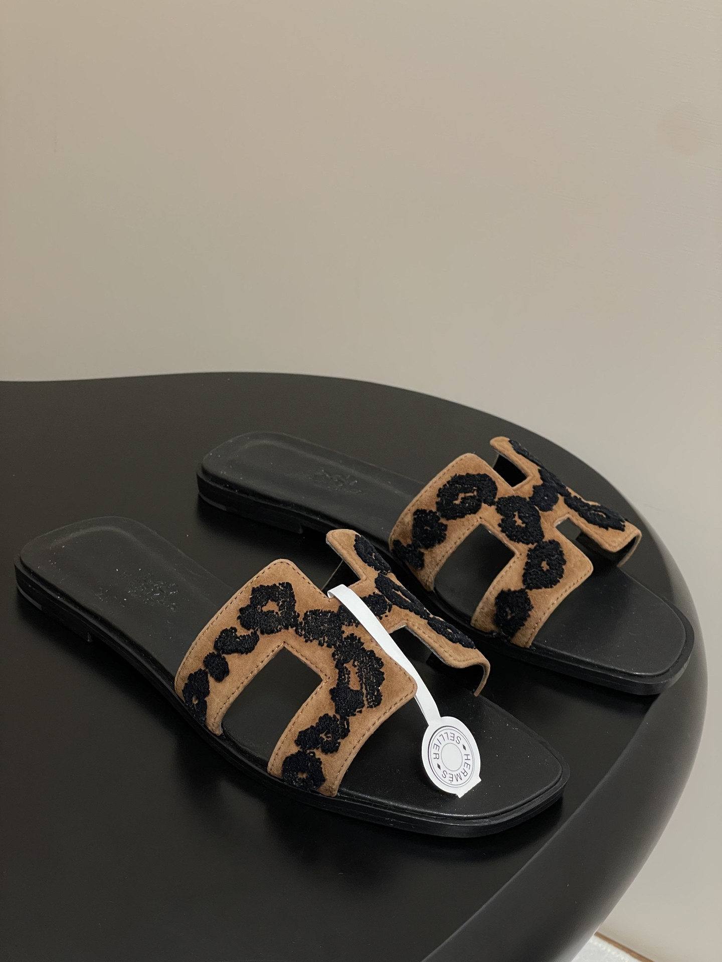 ua H**me5 oran sandal