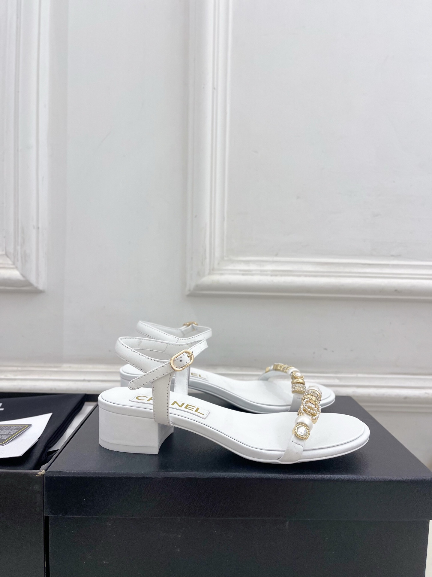 ua Ch**el sandals
