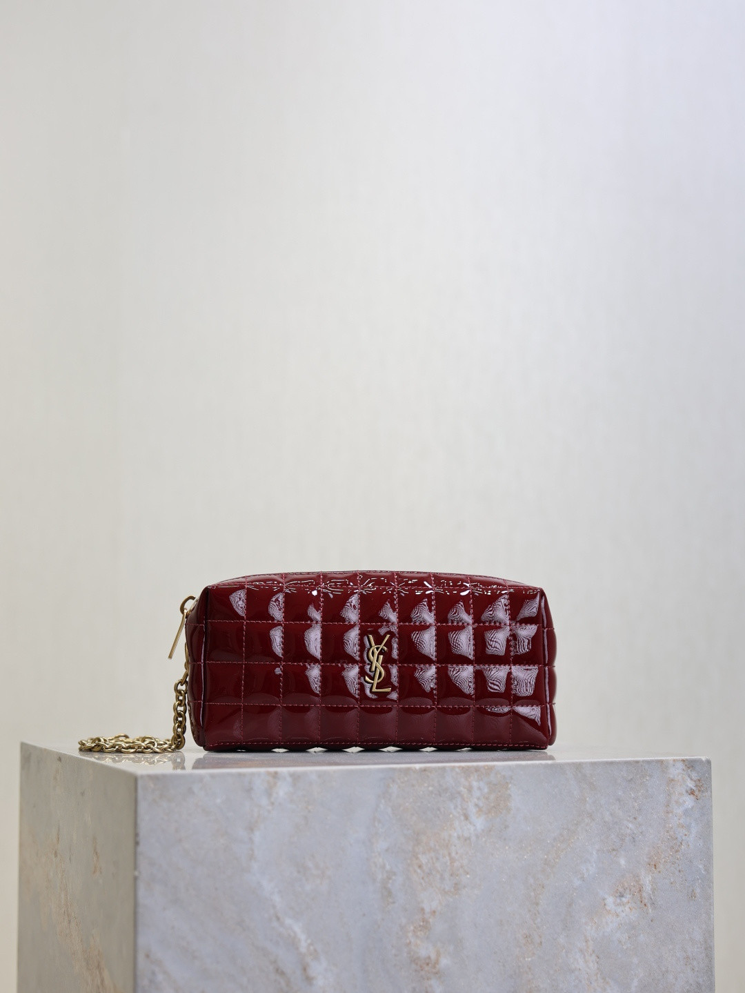Y51 cassandre matelassÉ carrÉ pouch on chain in shiny 18.5x8.5x4cm
