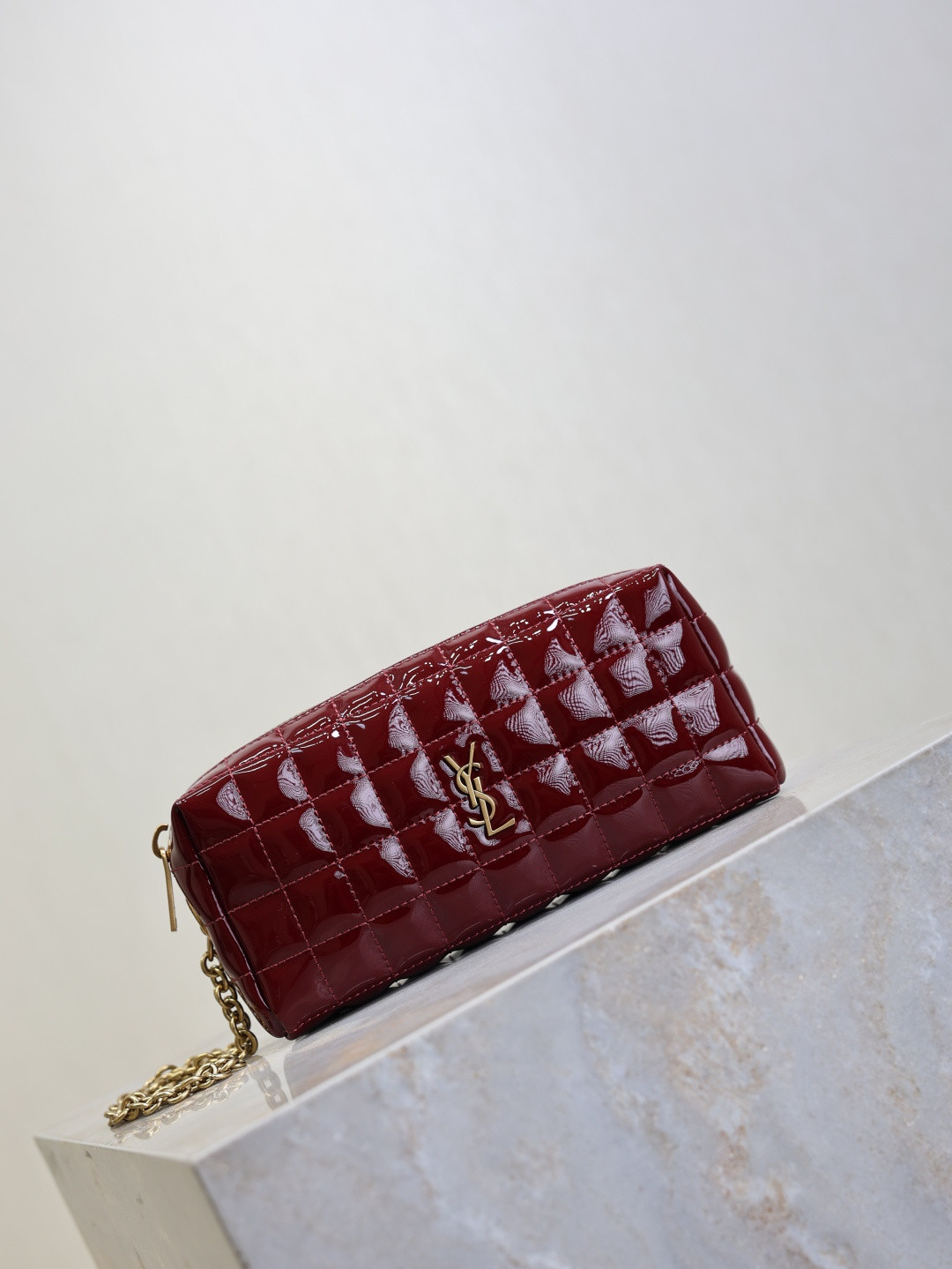 Y51 cassandre matelassÉ carrÉ pouch on chain in shiny 18.5x8.5x4cm