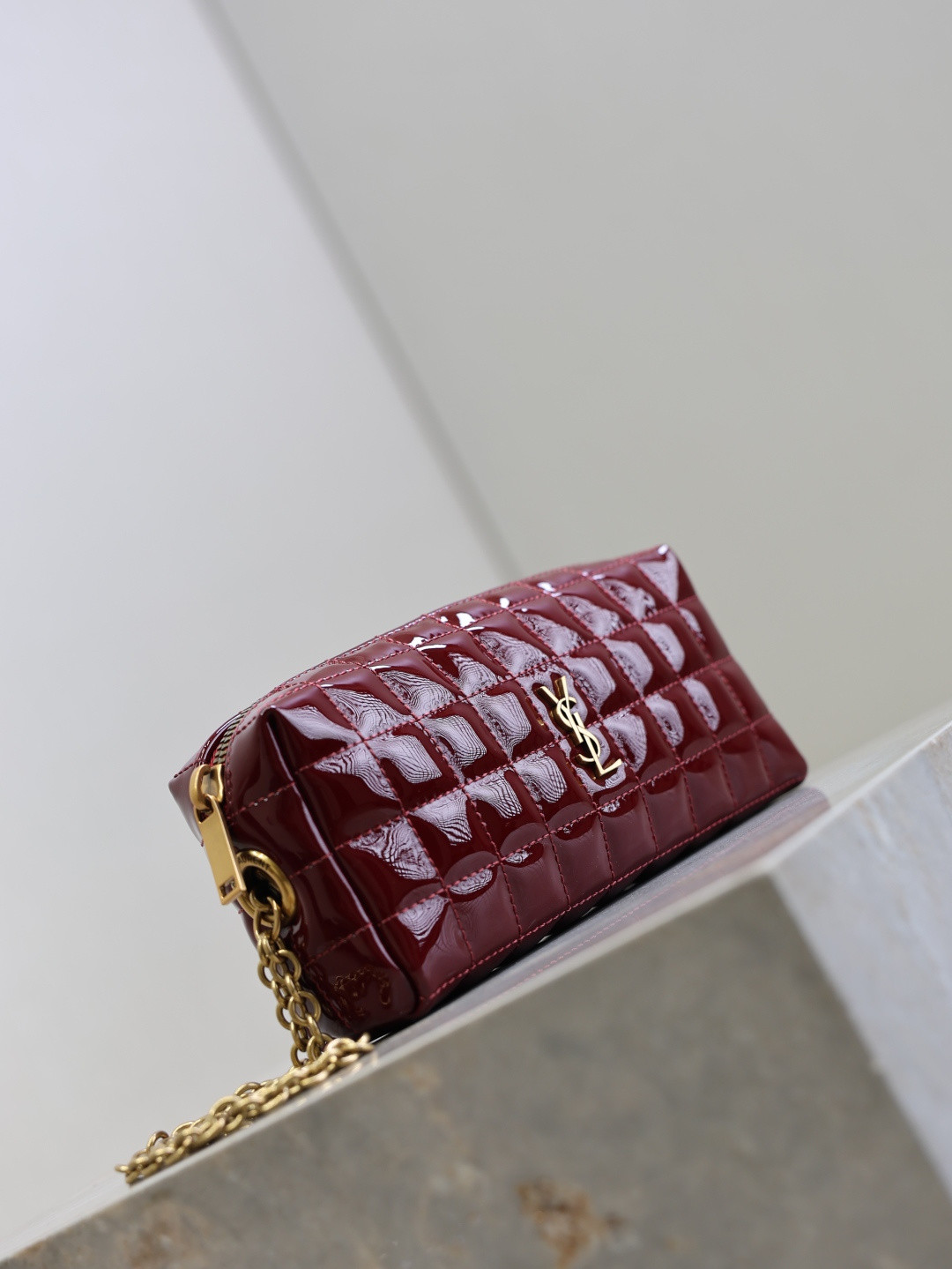 Y51 cassandre matelassÉ carrÉ pouch on chain in shiny 18.5x8.5x4cm