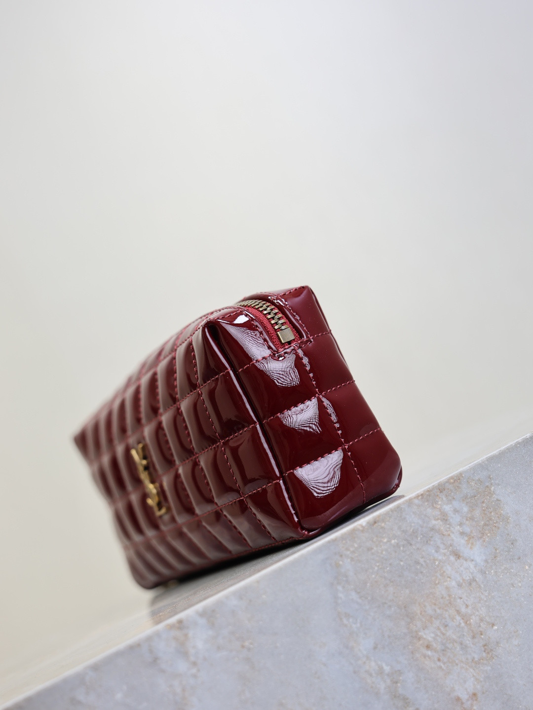 Y51 cassandre matelassÉ carrÉ pouch on chain in shiny 18.5x8.5x4cm
