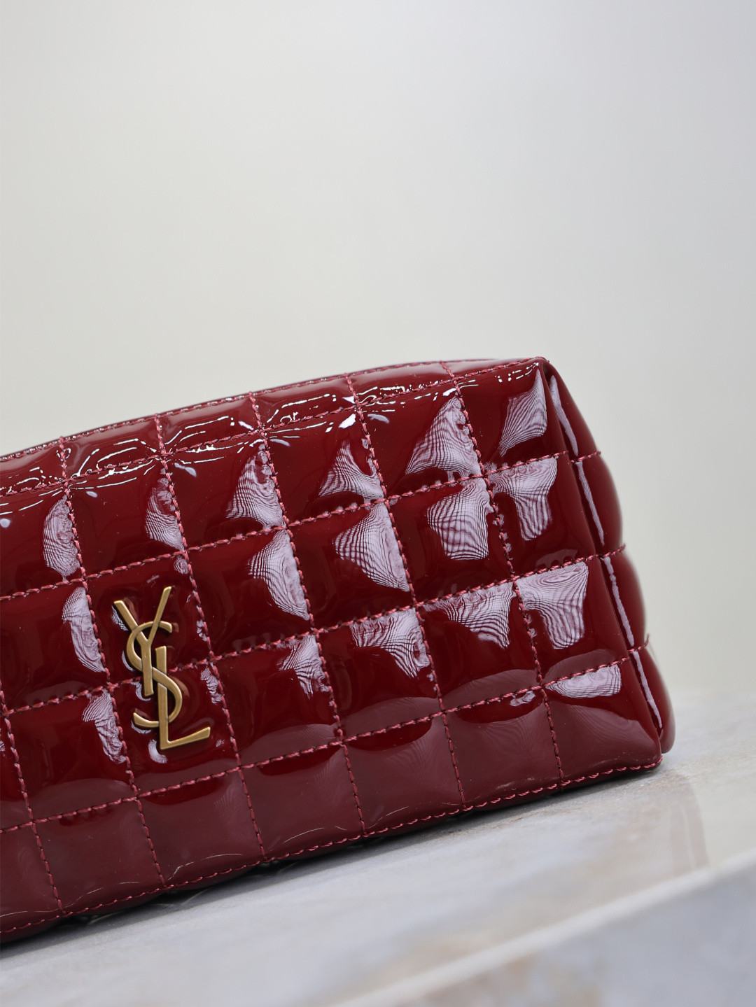 Y51 cassandre matelassÉ carrÉ pouch on chain in shiny 18.5x8.5x4cm