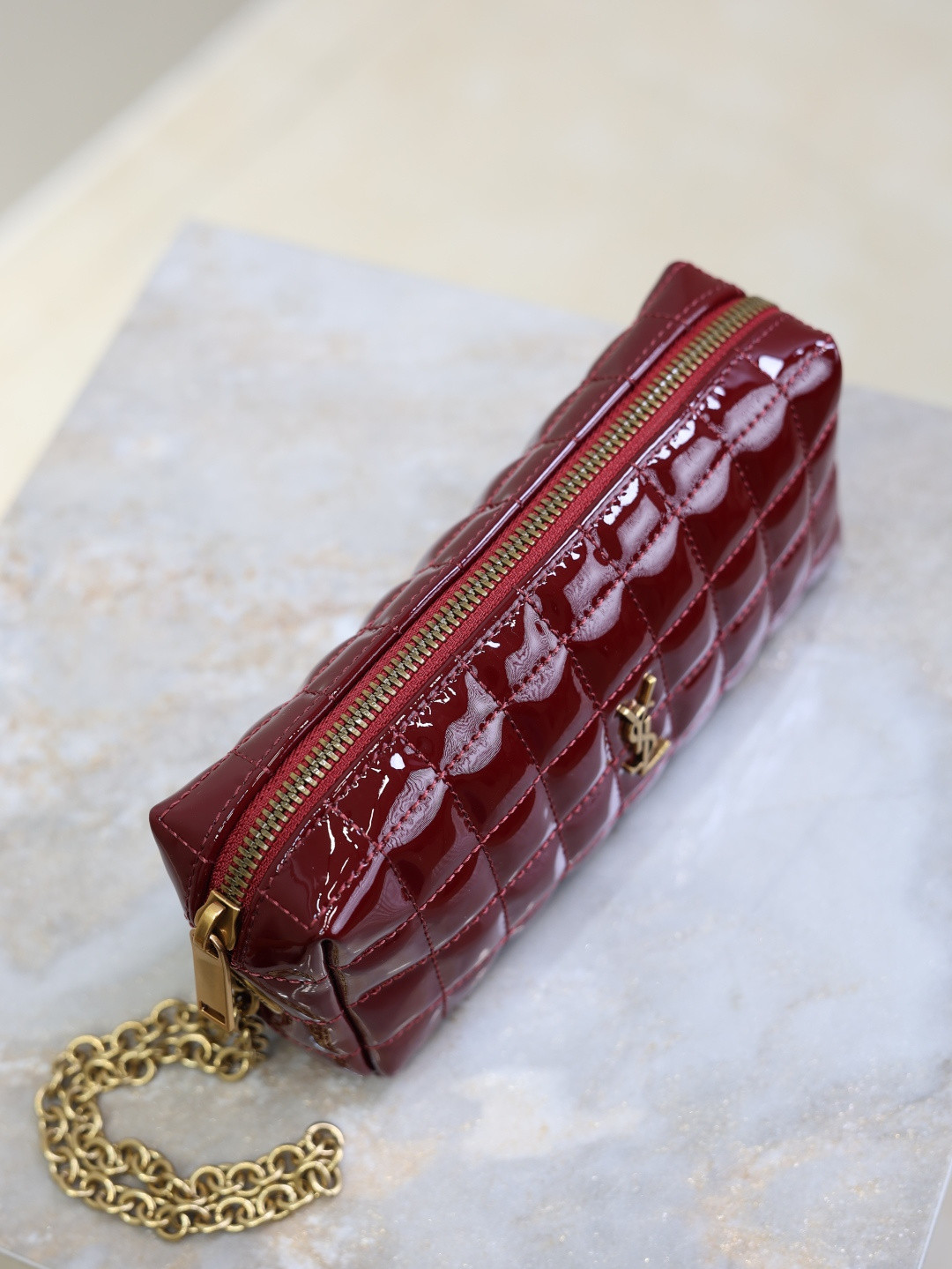 Y51 cassandre matelassÉ carrÉ pouch on chain in shiny 18.5x8.5x4cm