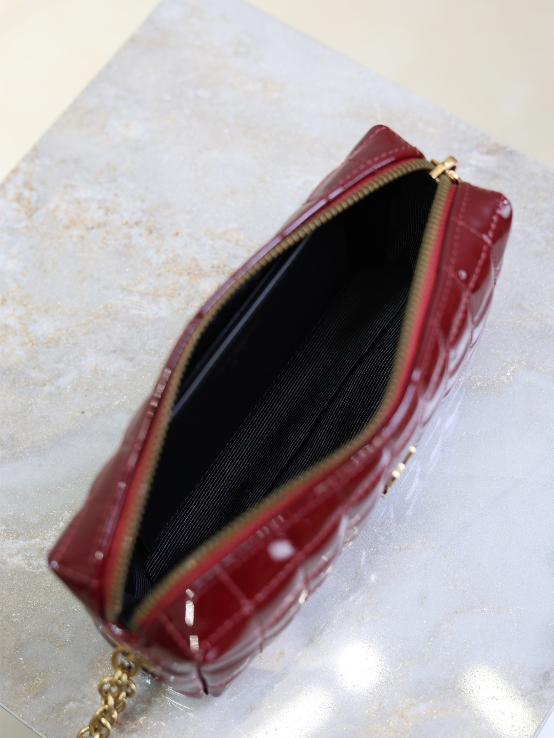 Y51 cassandre matelassÉ carrÉ pouch on chain in shiny 18.5x8.5x4cm